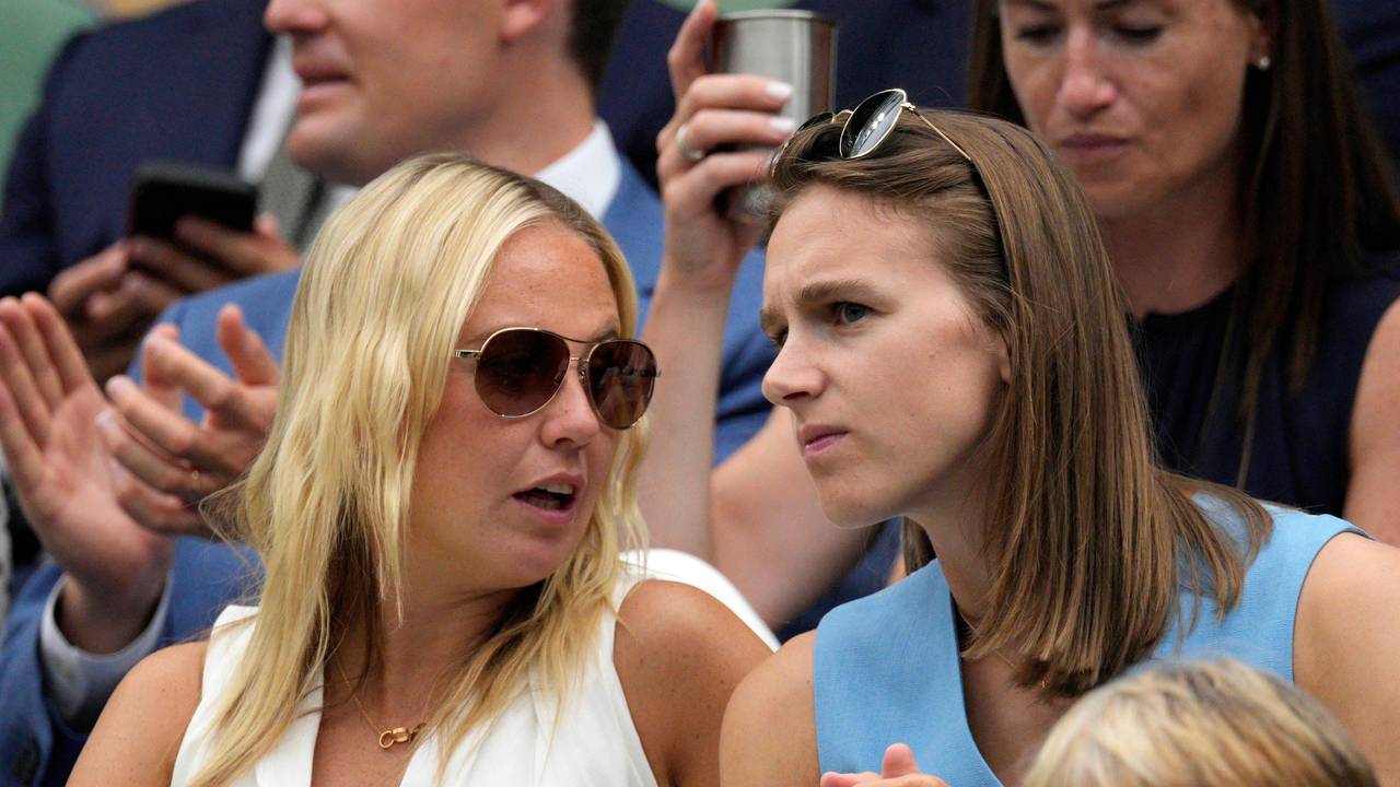 Vivianne Miedema (r.) bei einem Wimbledon-Match neben England-Star Beth Mead.