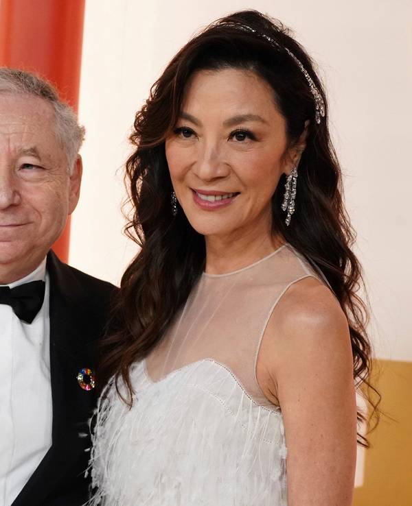 Jean Todt und Michelle Yeoh stehen lächelnd nebeneinander.