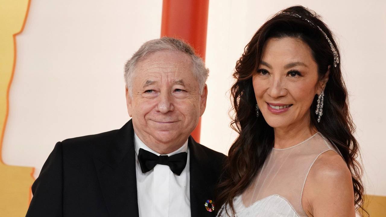 Jean Todt und Michelle Yeoh stehen lächelnd nebeneinander.