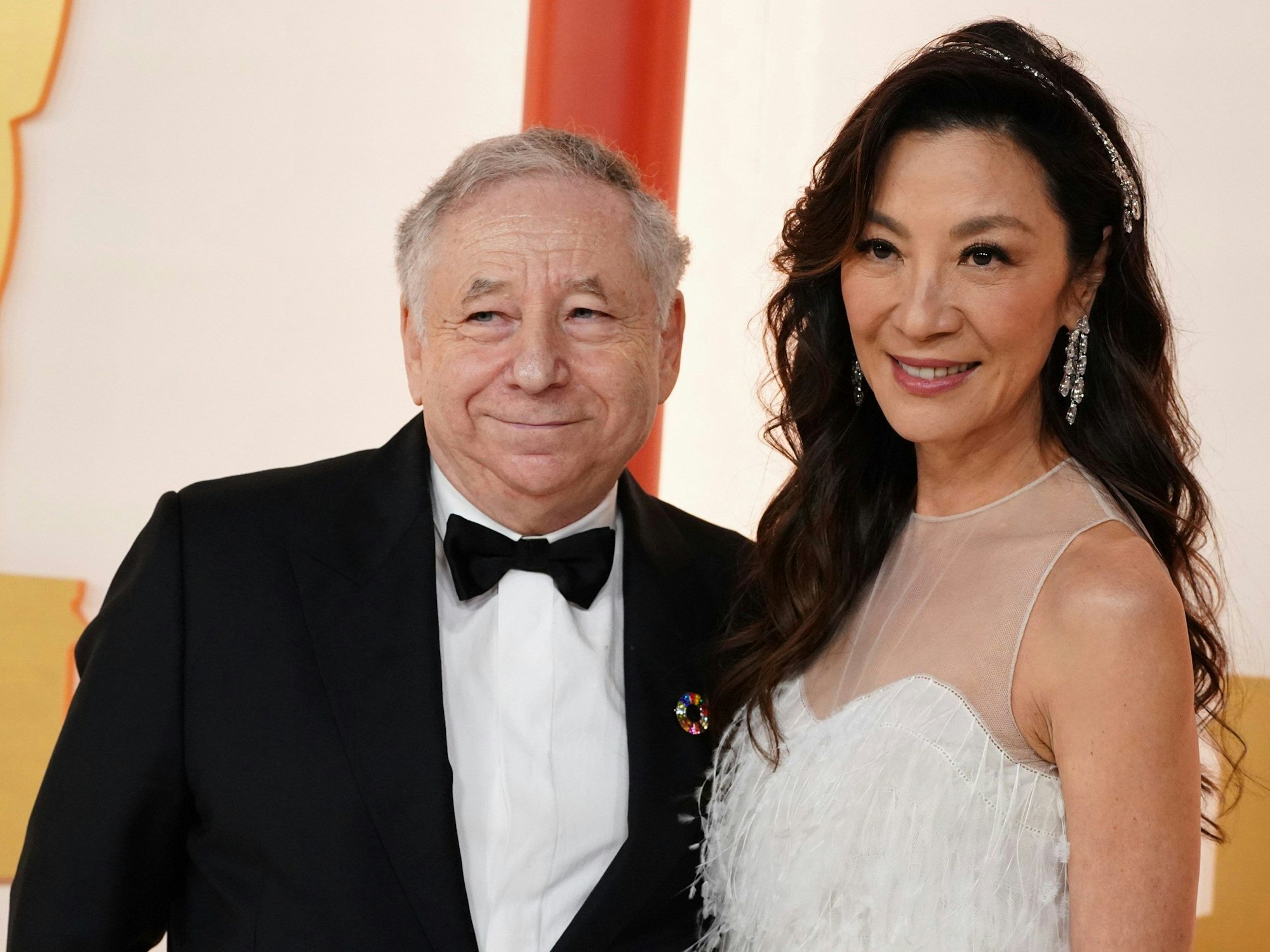 Jean Todt und Michelle Yeoh stehen lächelnd nebeneinander.