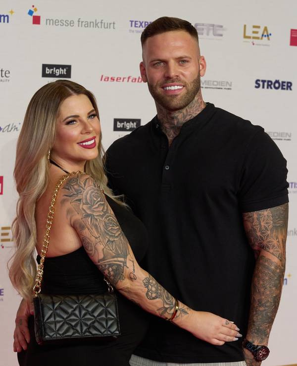 Reality-Sternchen Jenny Frankhauser mit Freund Stefan König posieren bei einer Preisverleihung auf dem Roten Teppich.