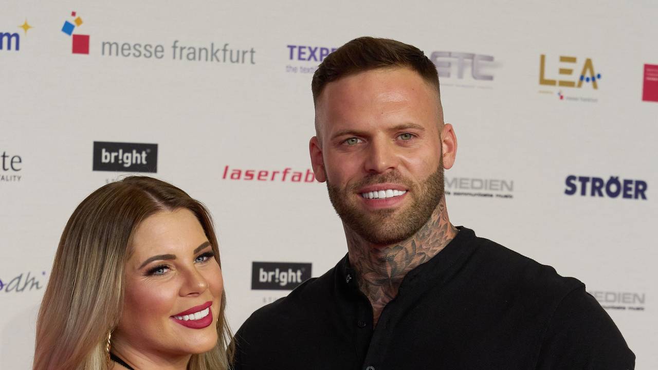 Reality-Sternchen Jenny Frankhauser mit Freund Stefan König posieren bei einer Preisverleihung auf dem Roten Teppich.