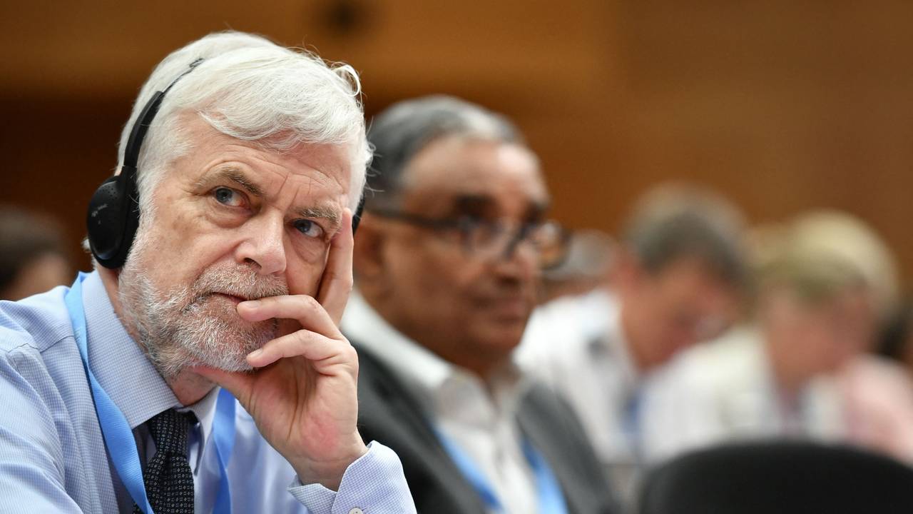 Jim Skea mit Kopfhörer bei einer Konferenz