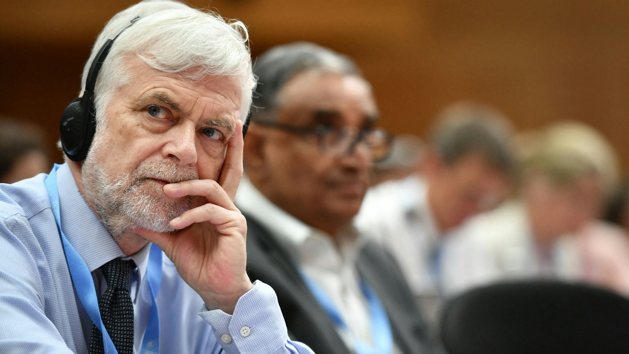 Jim Skea mit Kopfhörer bei einer Konferenz