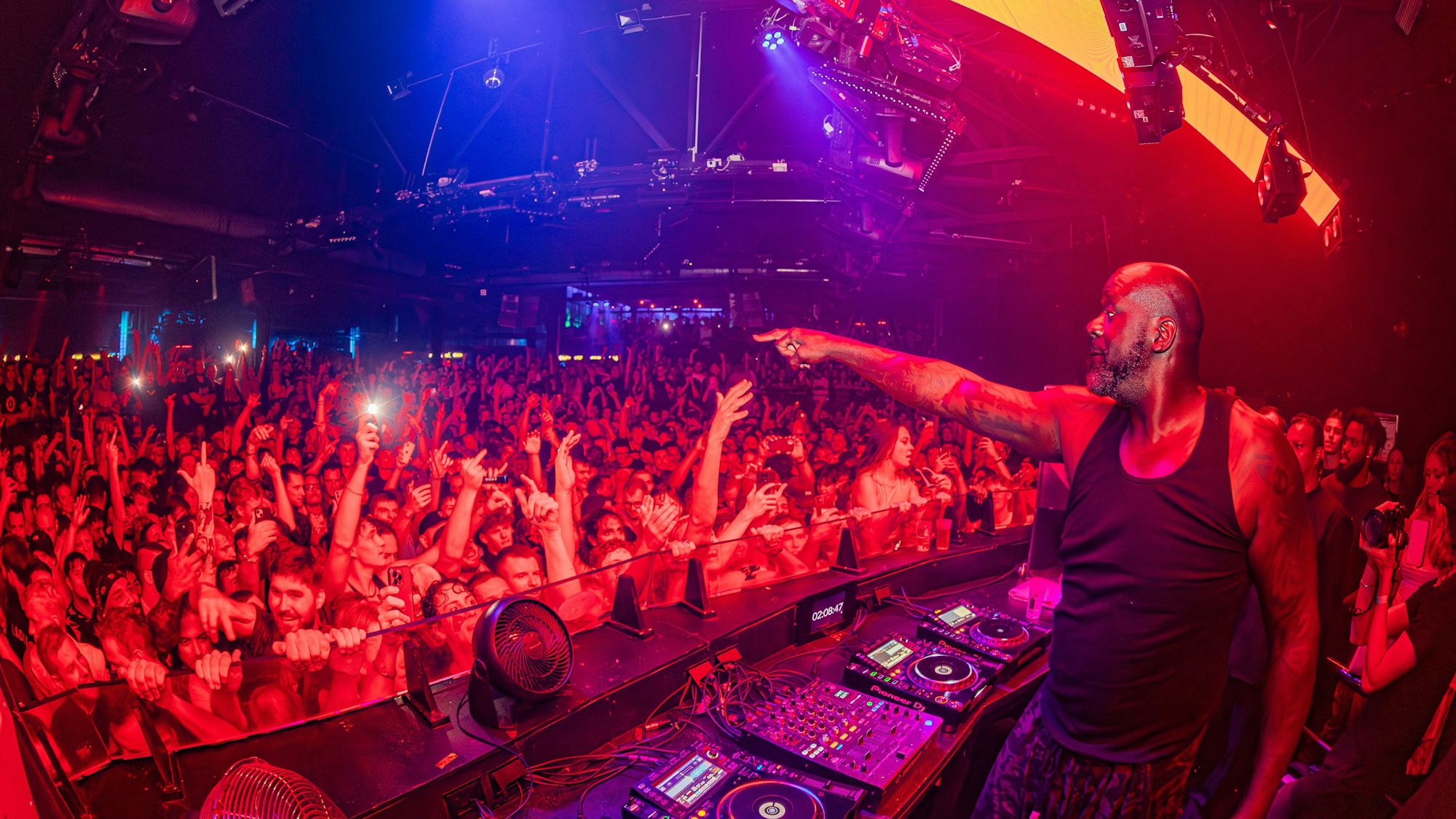 NBA-Legende Shaquille O’Neal legt im Bootshaus auf.