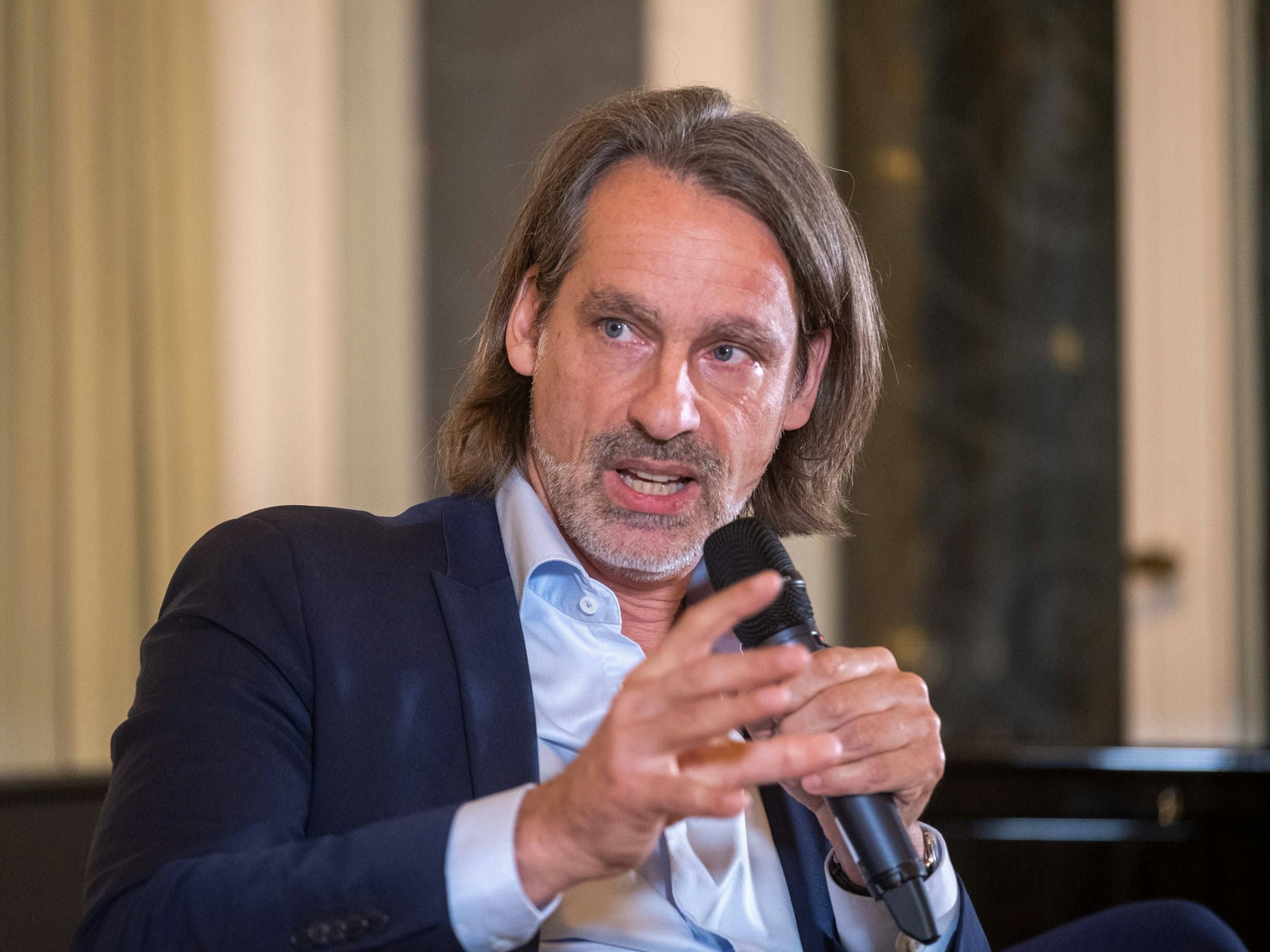 Richard David Precht spricht in einer Talkrunde.