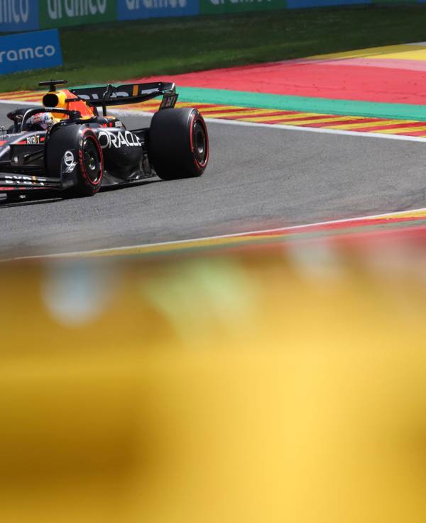 Max Verstappen fährt im Red Bull über die Rennstrecke in Spa-Francorchamps.