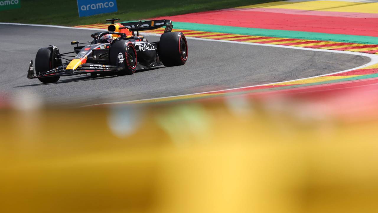 Max Verstappen fährt im Red Bull über die Rennstrecke in Spa-Francorchamps.