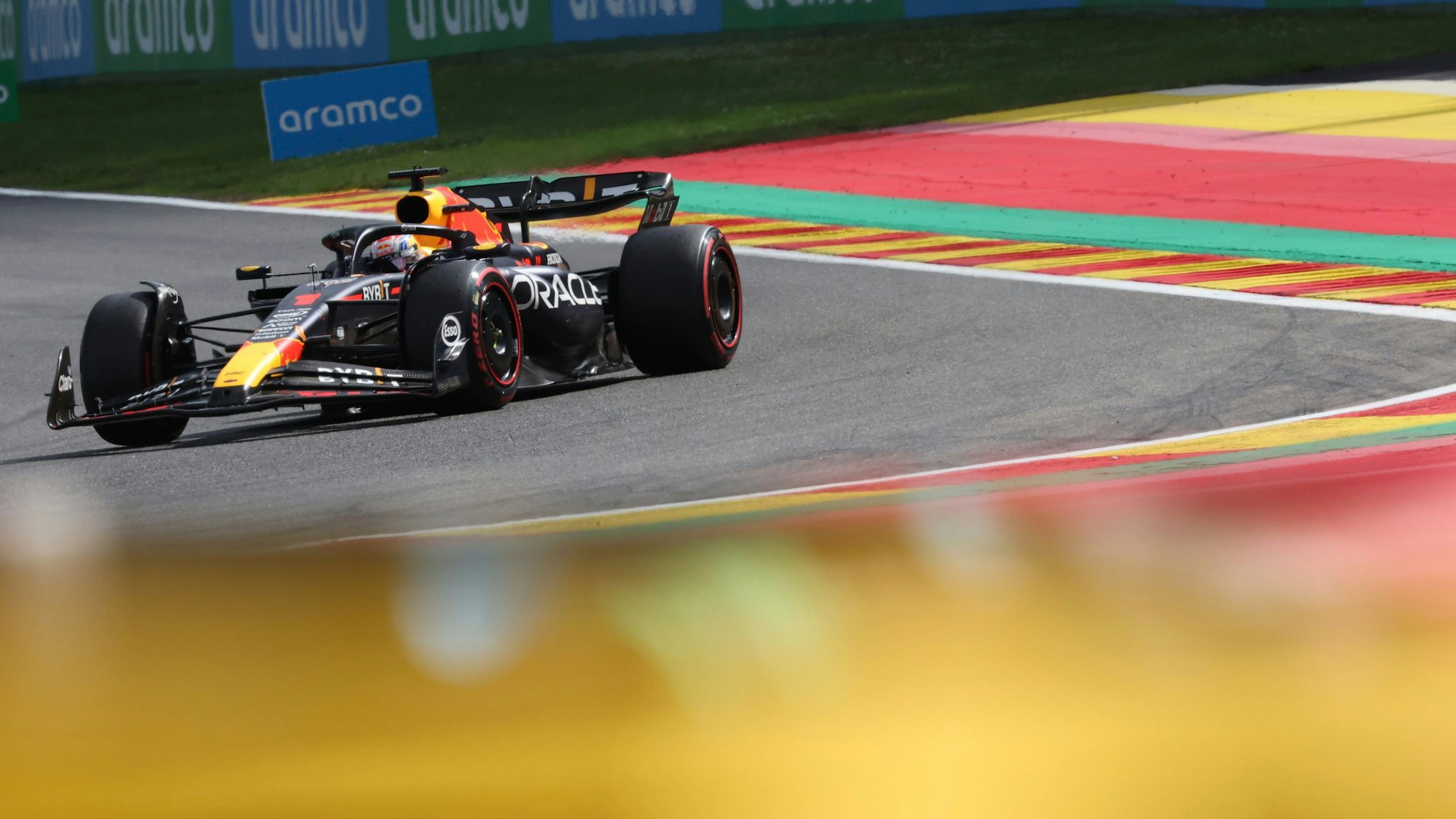Max Verstappen fährt im Red Bull über die Rennstrecke in Spa-Francorchamps.