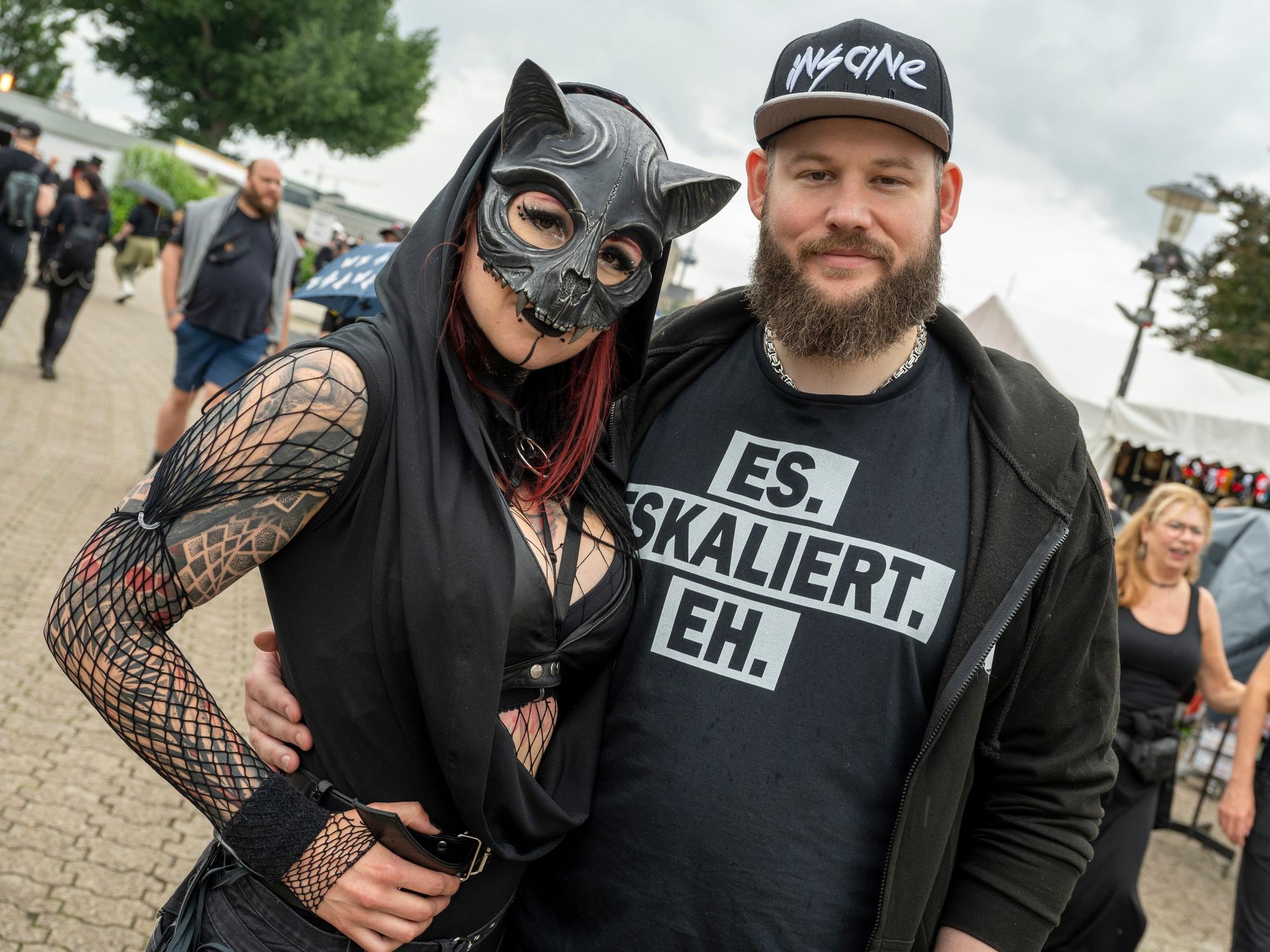 Zwei Besucher beim Amphi-Festival am Tanzbrunnen.