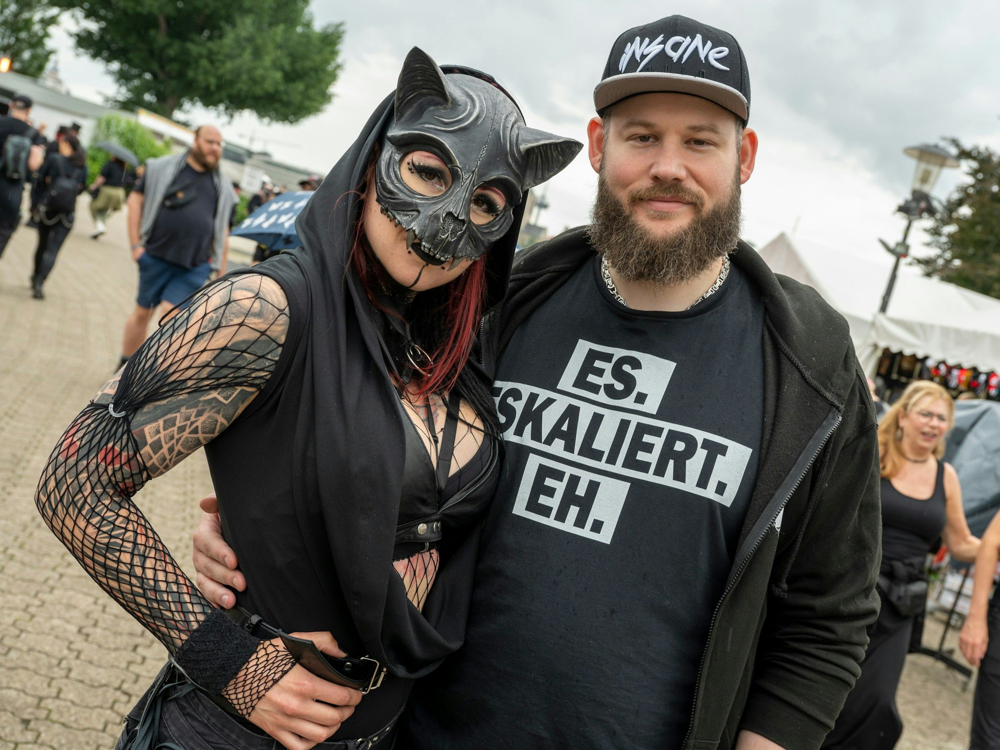 Zwei Besucher beim Amphi-Festival am Tanzbrunnen.