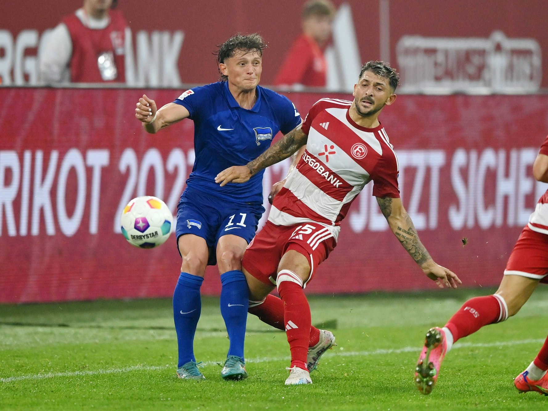 Matthias Zimmermann (r.) im Zweikampf mit Fabian Reese.