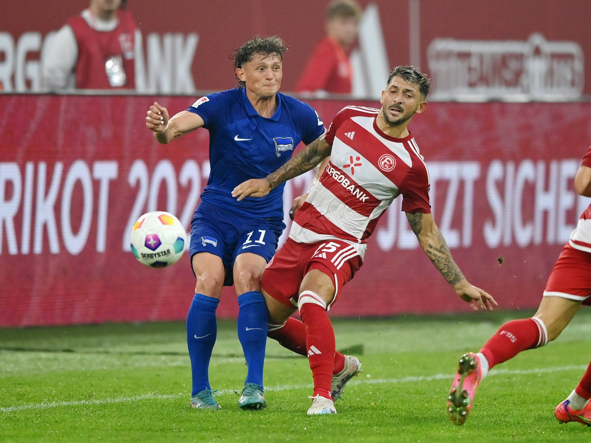 Matthias Zimmermann (r.) im Zweikampf mit Fabian Reese.