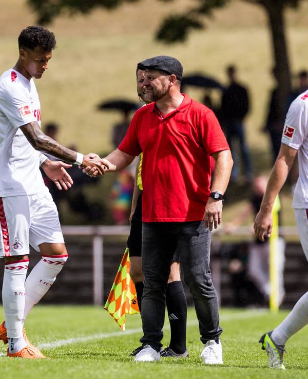 Steffen Baumgart schüttelt Davie Selke die Hand.