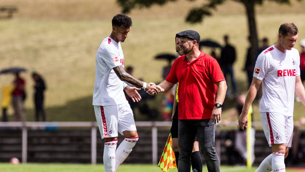 Steffen Baumgart schüttelt Davie Selke die Hand.