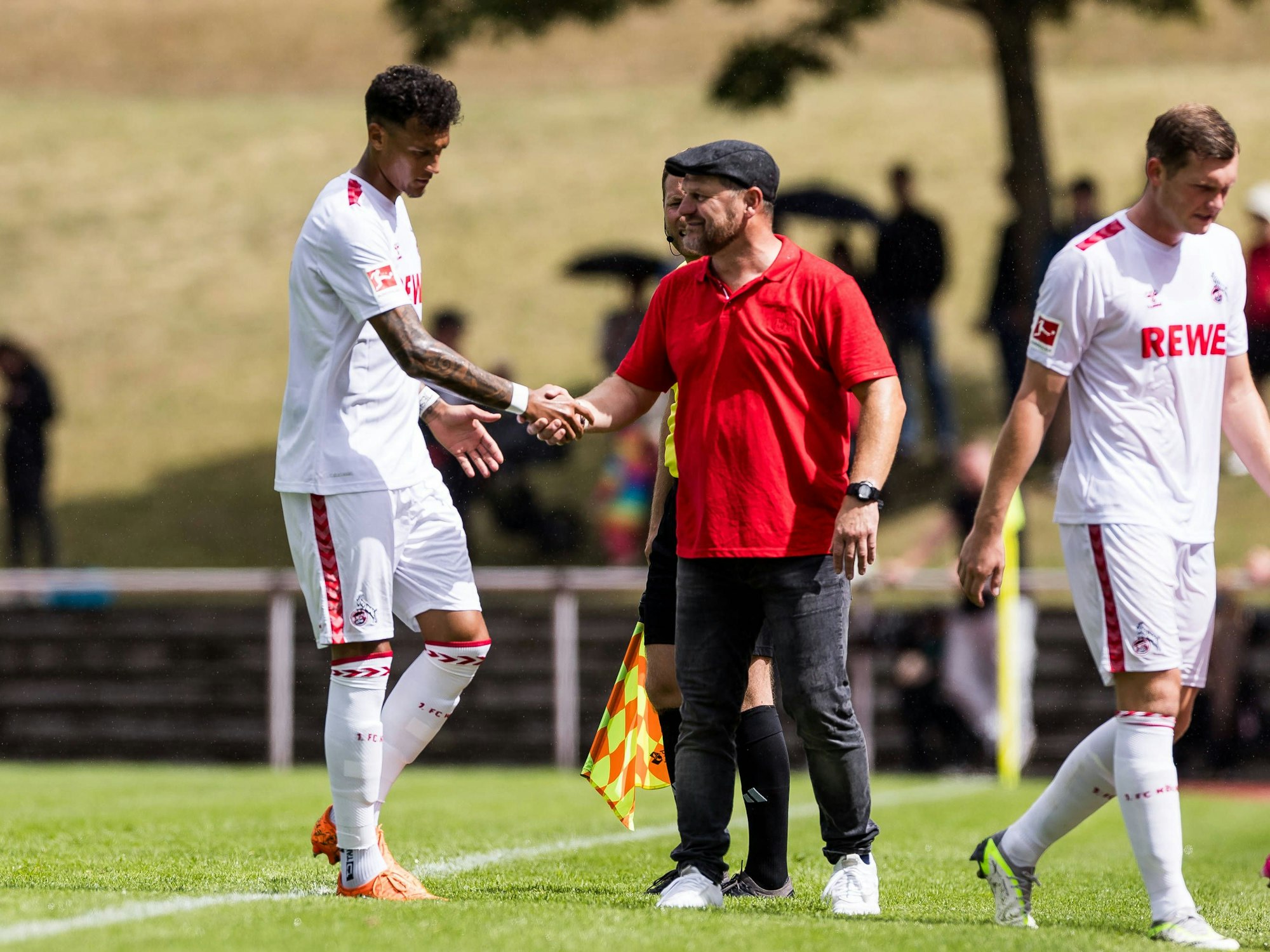 Steffen Baumgart schüttelt Davie Selke die Hand.