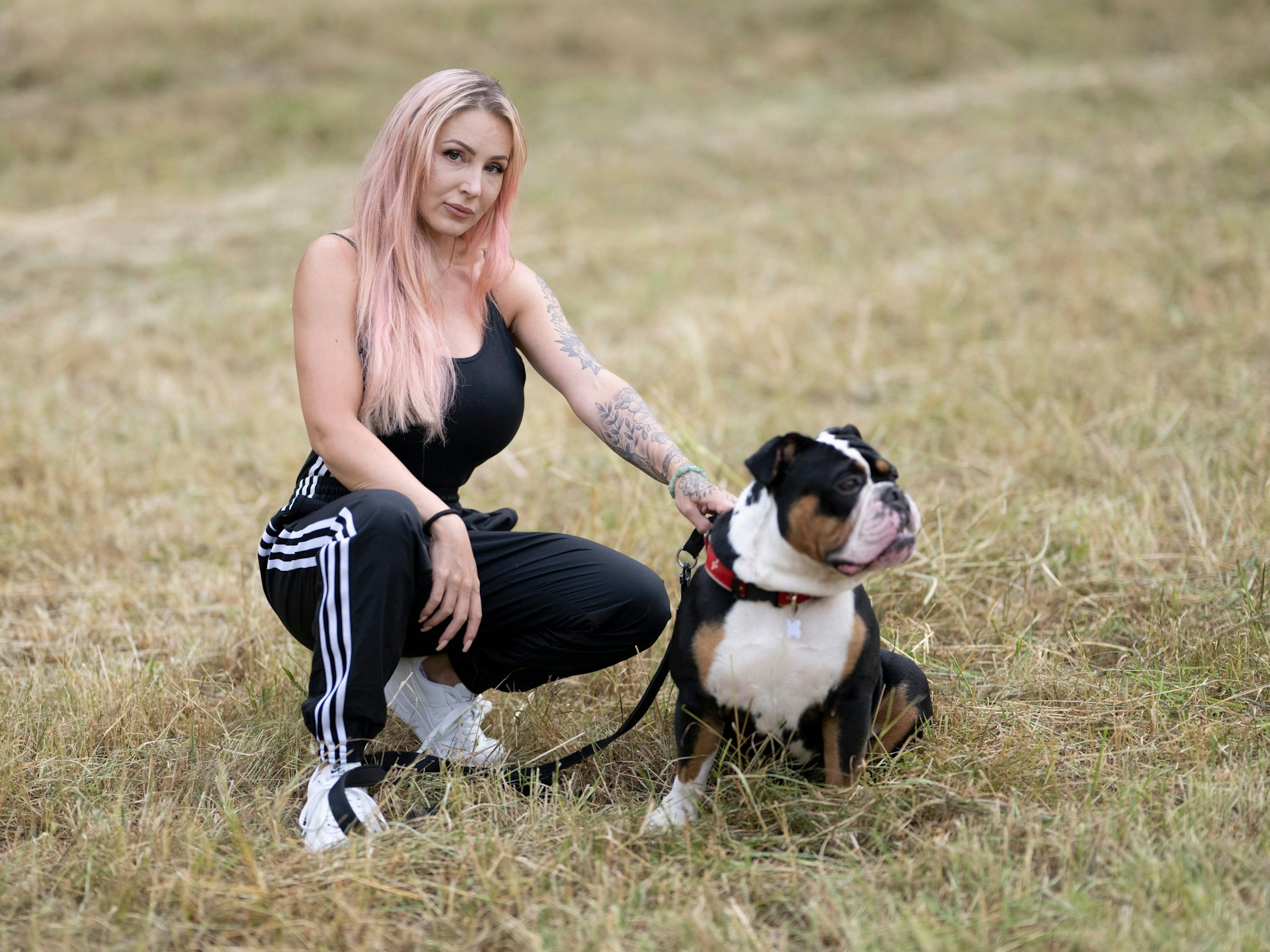 „Kate“ geht mit ihrem Hund „Thor“ in einem Park spazieren.