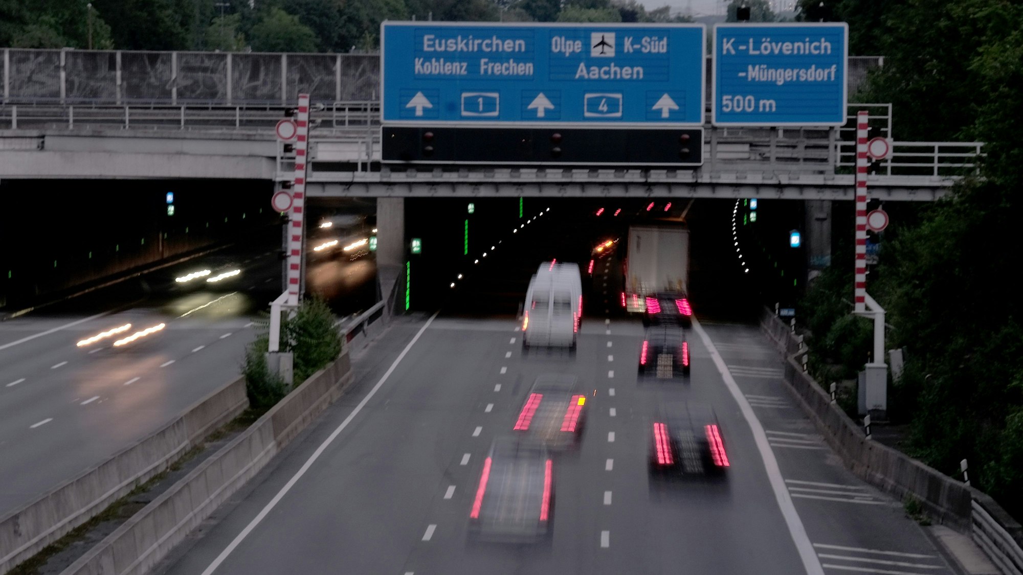 Autobahn A1 zwischen Anschlussstelle Niehl und Autobahnkreuz West.