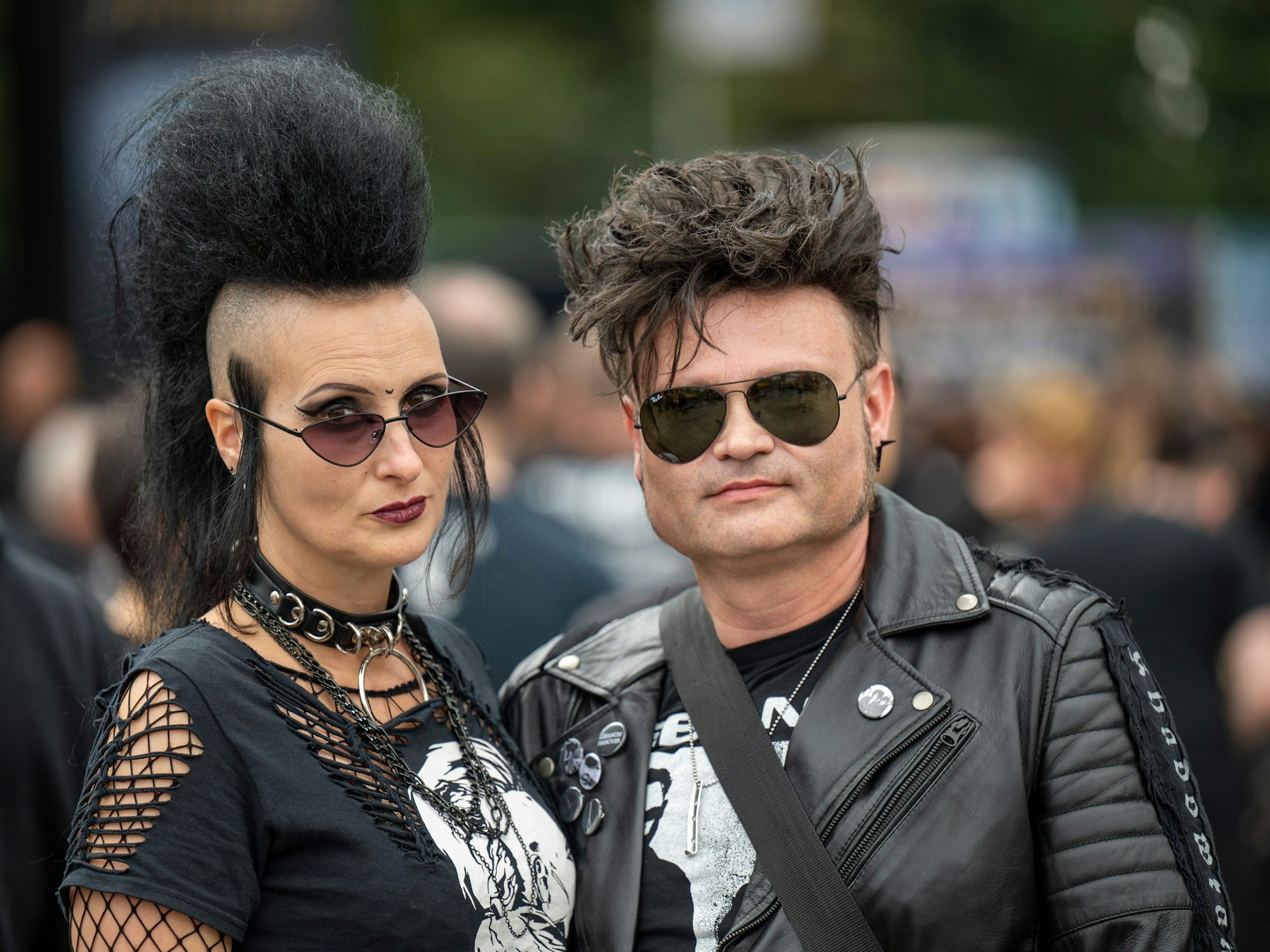 Zwei Besucher beim Amphi-Festival am Tanzbrunnen.