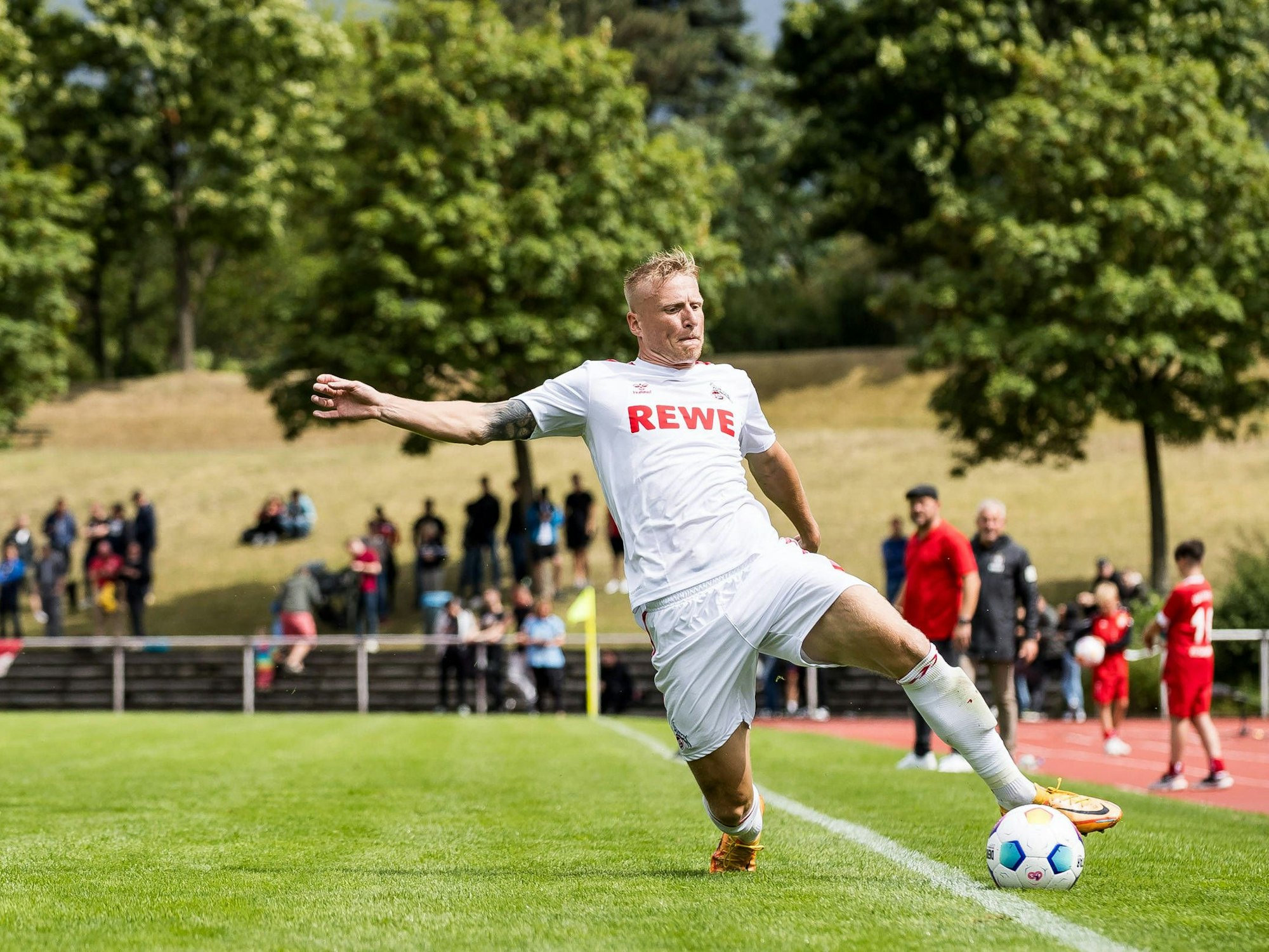 Kristian Pedersen (1. FC Köln) versucht zu retten.