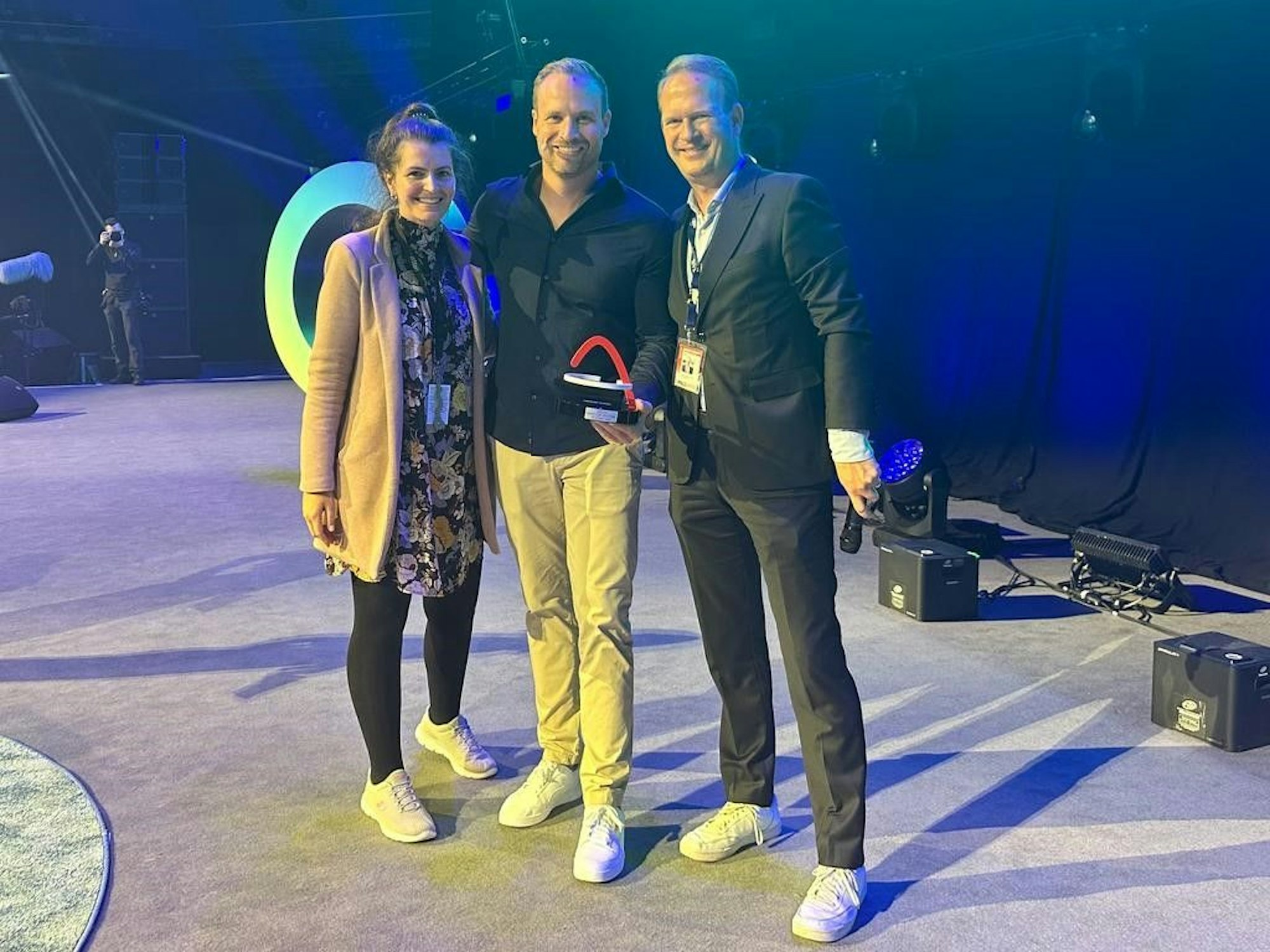 Stefan Löcher mit Ramona Iozsa und Greator-Chef Alexander Müller.