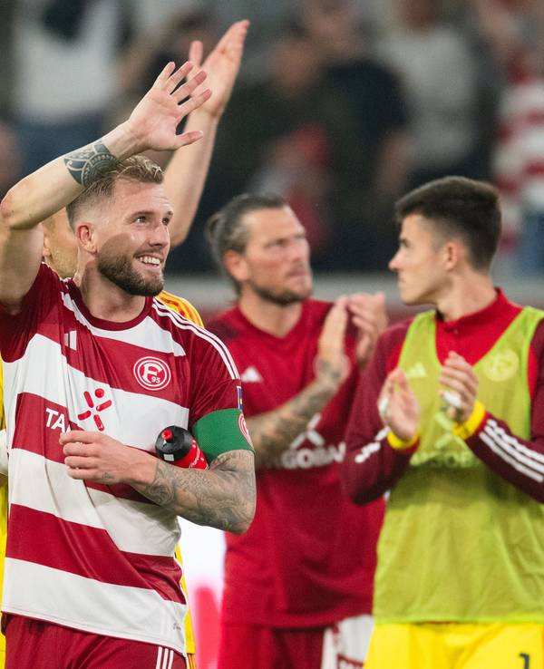 Die Düsseldorfer Spieler um Andre Hoffmann (M) jubeln nach dem Sieg gegen Hertha.