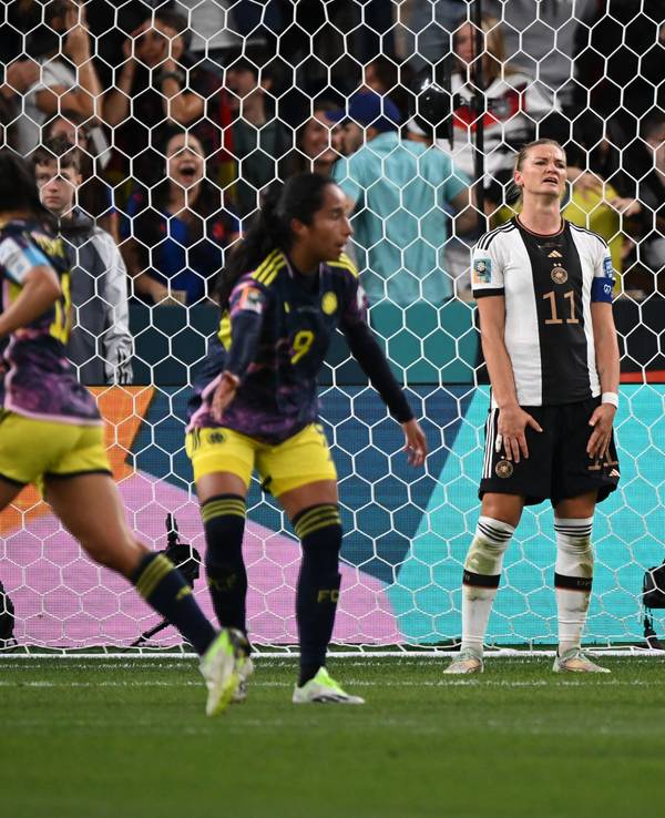 Deutschlands Alexandra Popp reagiert enttäuscht auf das 1:2 gegen Kolumbien bei der WM.