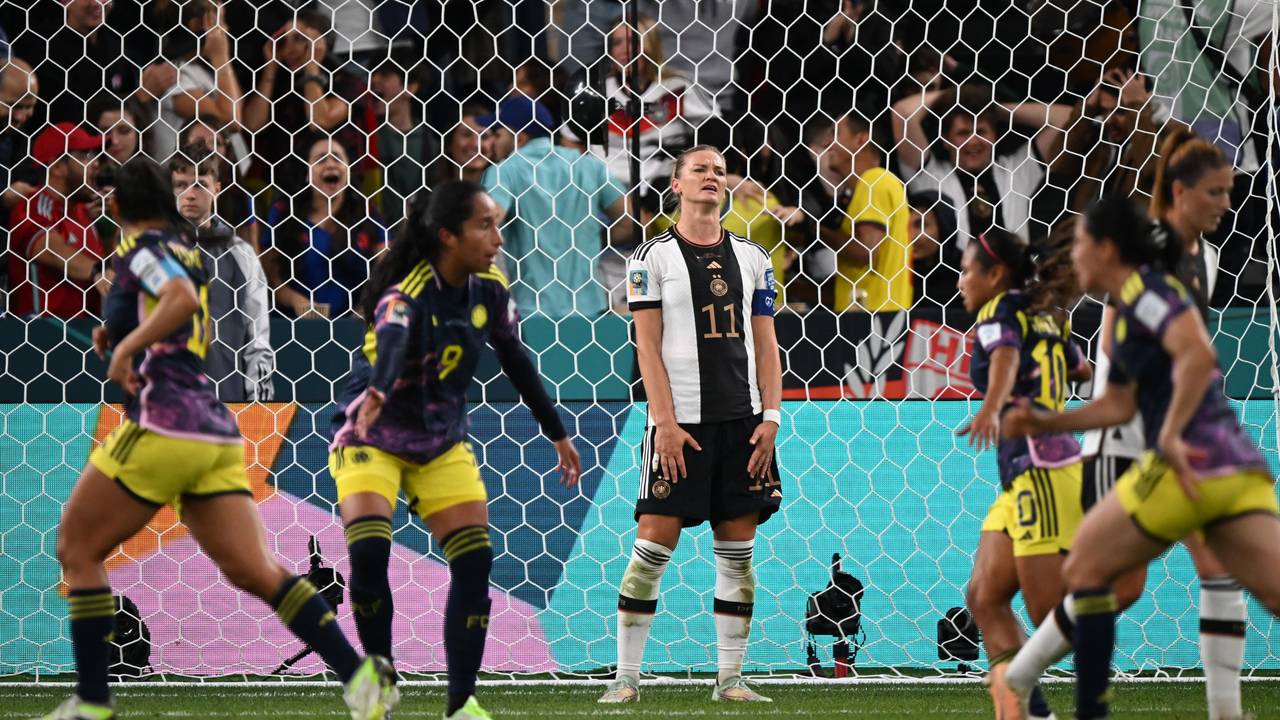 Deutschlands Alexandra Popp reagiert enttäuscht auf das 1:2 gegen Kolumbien bei der WM.