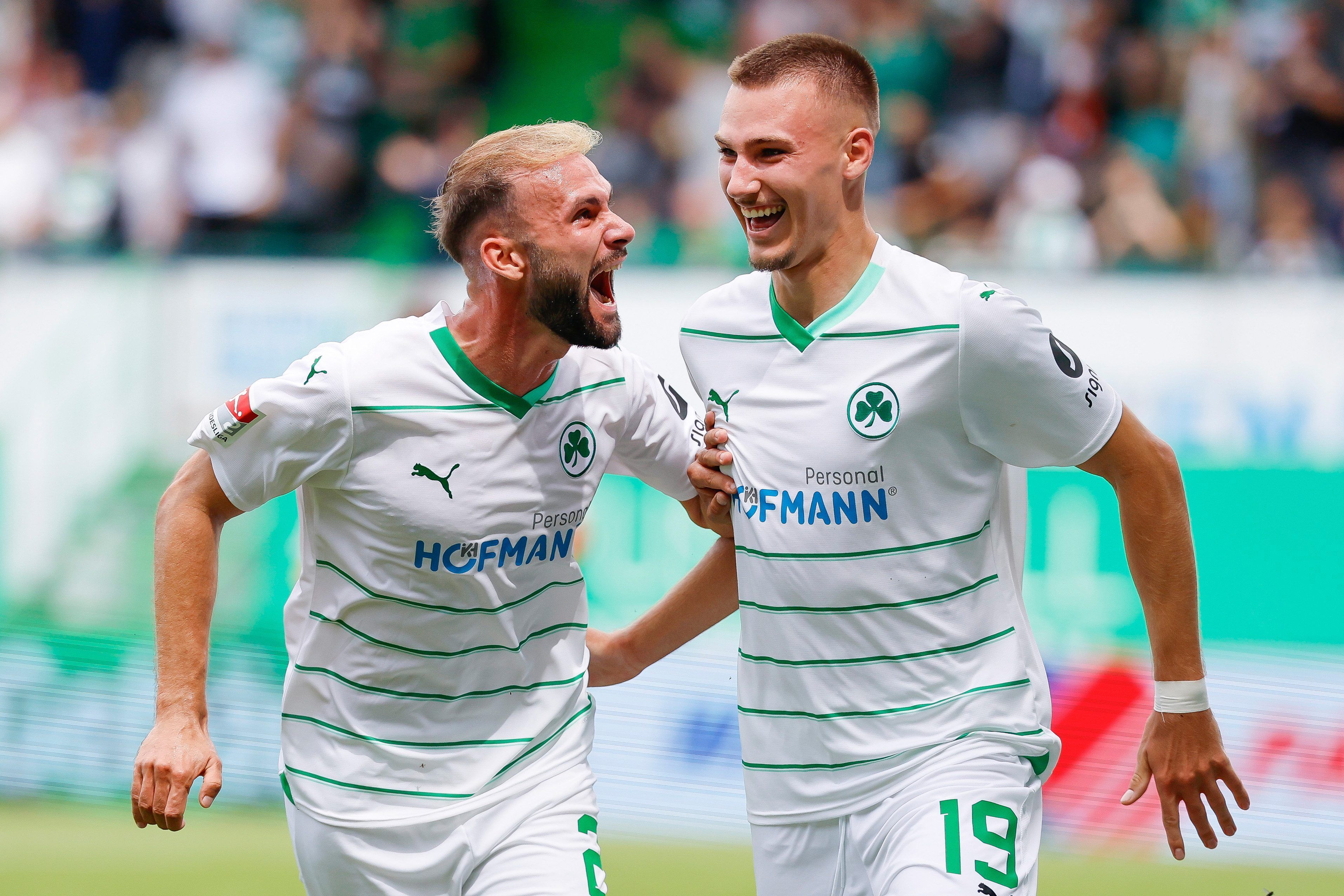 Simon Asta (l) und Neuzugang Tim Lemperle (r) von Greuther Fürth bejubeln Lemperles Treffer zum 2:0.