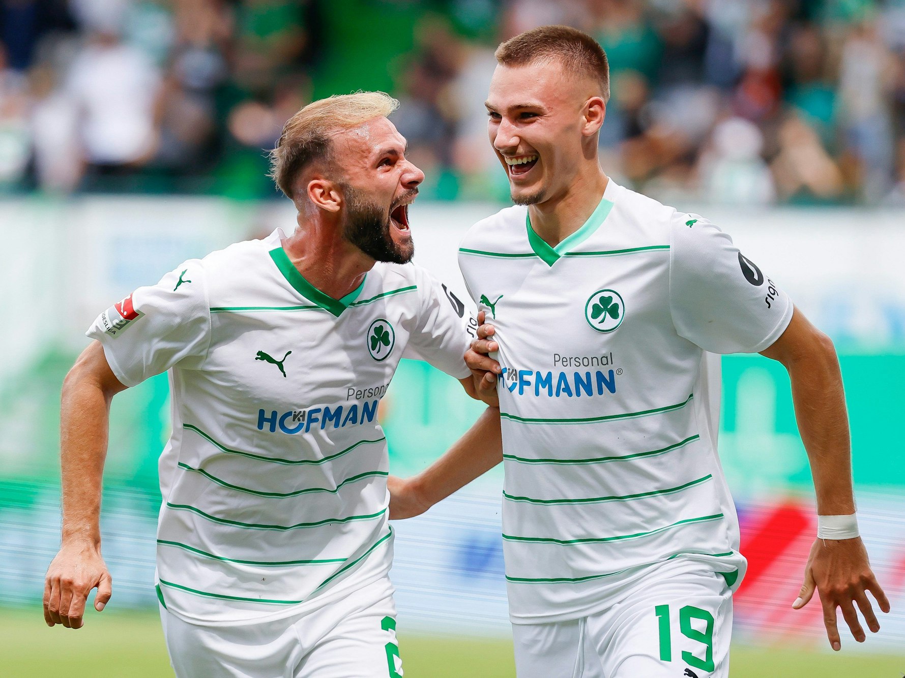 Simon Asta (l) und Neuzugang Tim Lemperle (r) von Greuther Fürth bejubeln Lemperles Treffer zum 2:0.