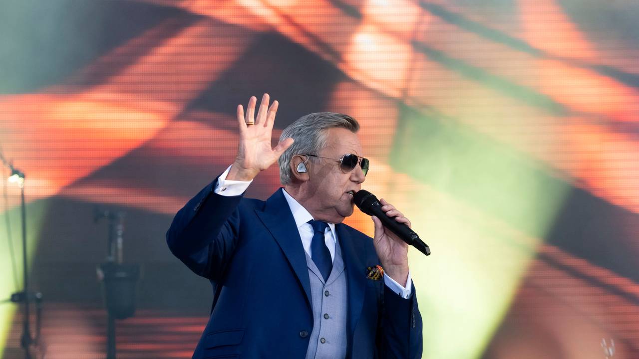 Roland Kaiser spielt mit seinen Musikern zum Auftakt der „Kaisermania“ 2023 auf der Bühne am Elbufer.