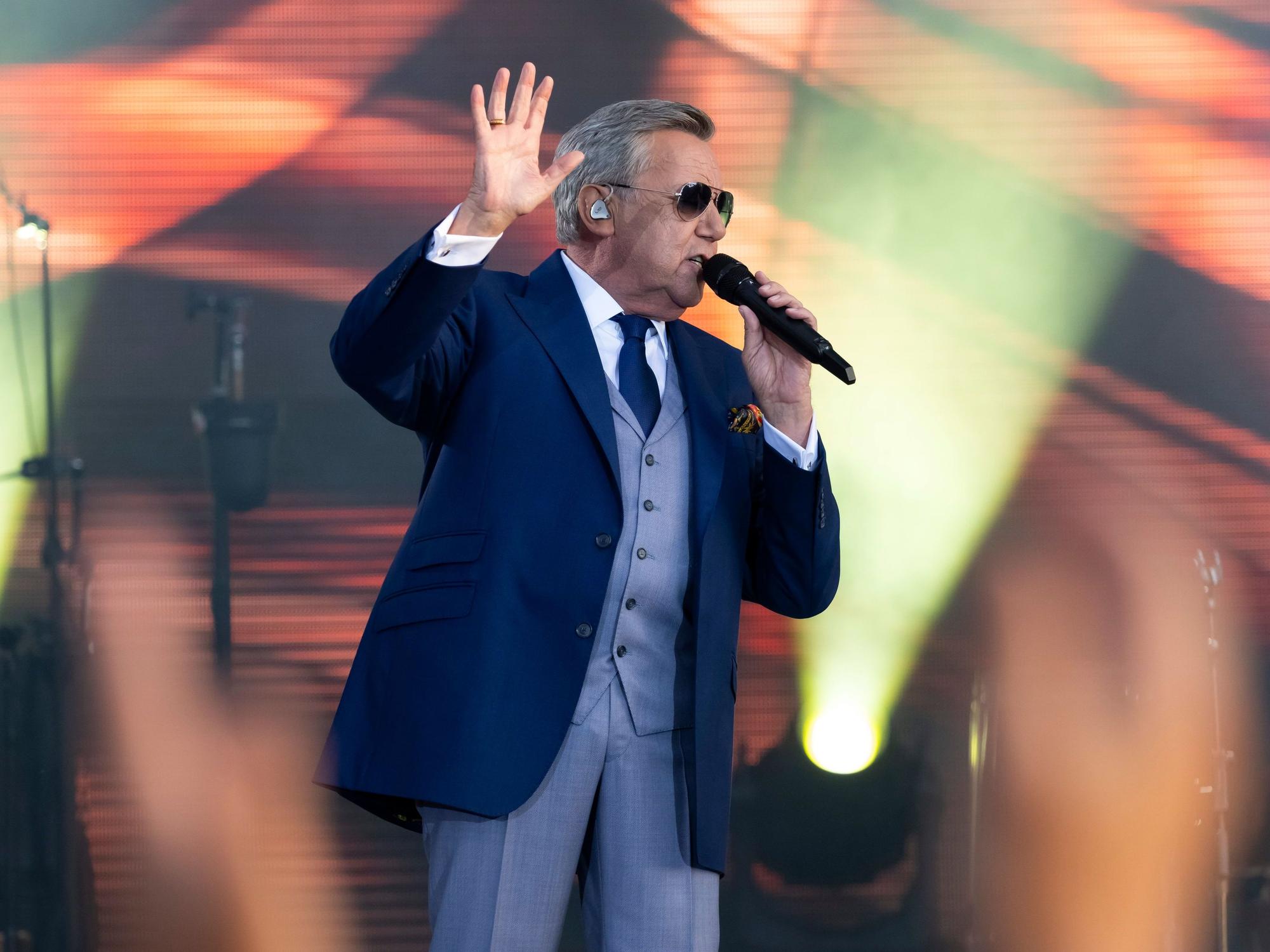 Roland Kaiser spielt mit seinen Musikern zum Auftakt der „Kaisermania“ 2023 auf der Bühne am Elbufer.