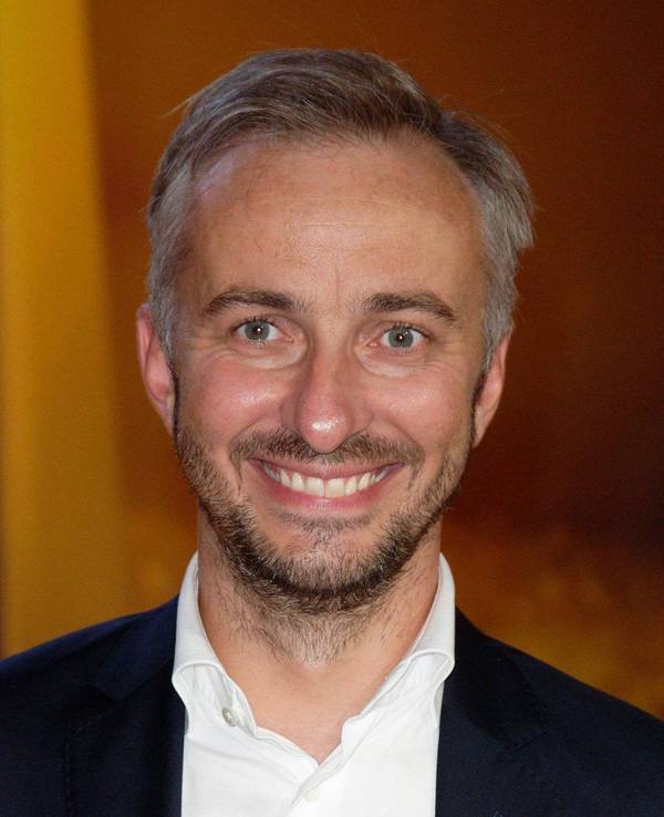 Der Satiriker Jan Böhmermann lacht bei der Verleihung der ersten Fernsehpreise 2022 bei der „Nacht der Kreativen“.