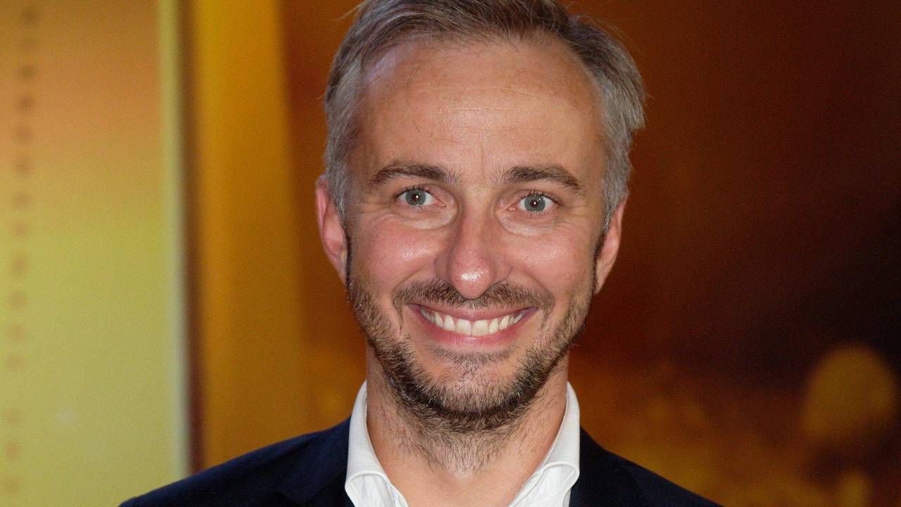 Der Satiriker Jan Böhmermann lacht bei der Verleihung der ersten Fernsehpreise 2022 bei der „Nacht der Kreativen“.