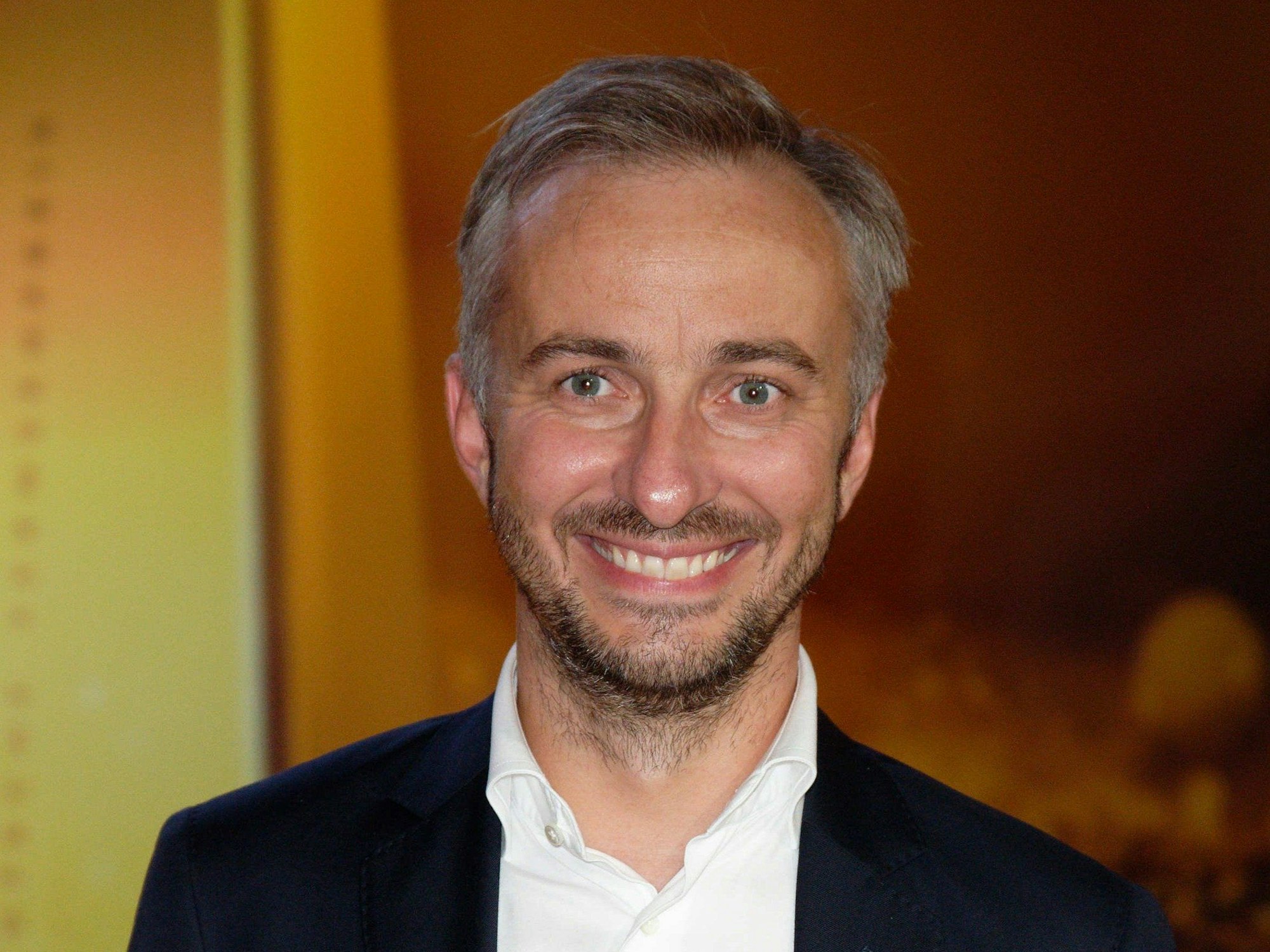Der Satiriker Jan Böhmermann lacht bei der Verleihung der ersten Fernsehpreise 2022 bei der „Nacht der Kreativen“.