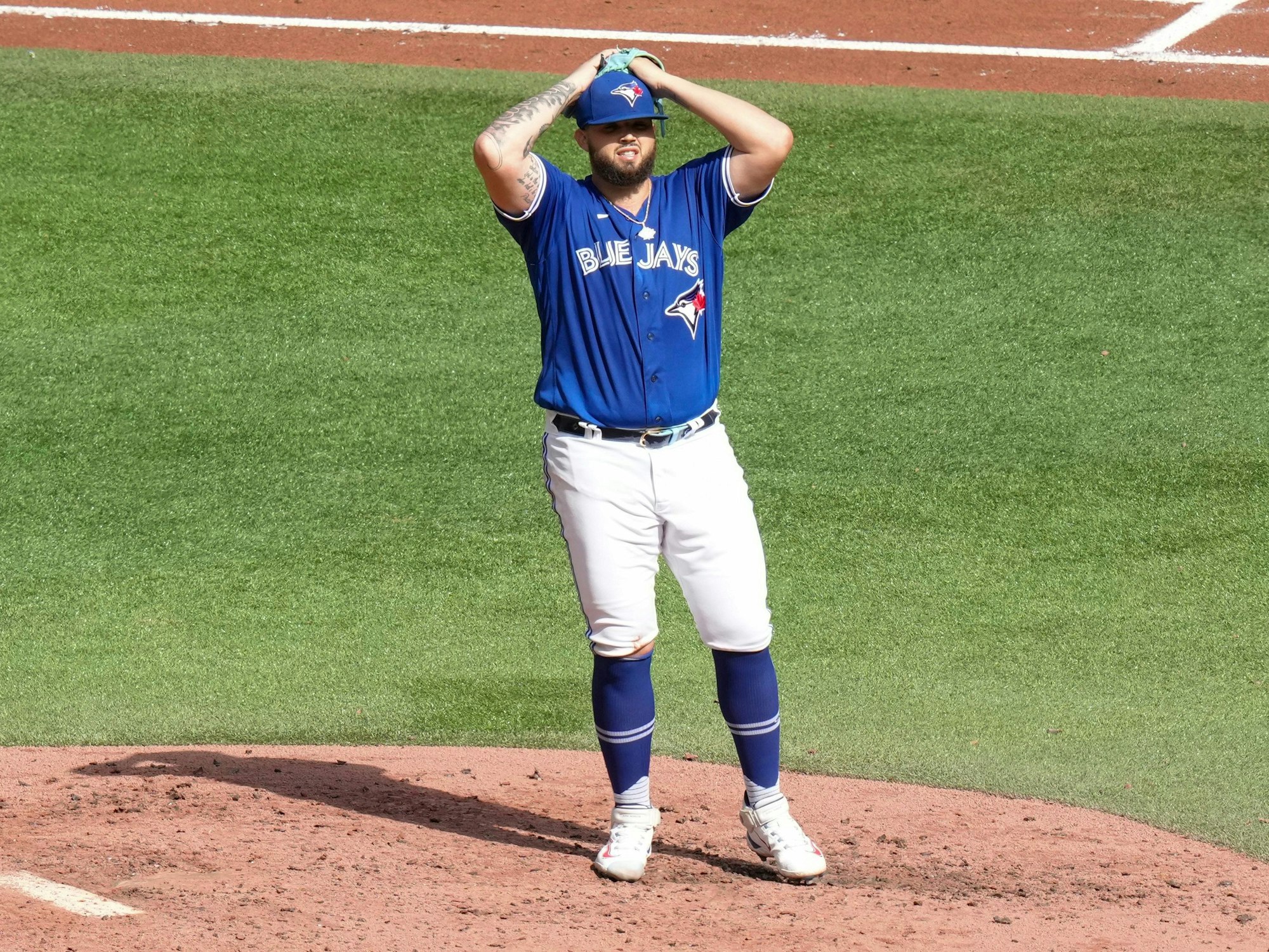 Alek Manoah von den Toronto Blue Jays schlägt nach seinem Wurf entsetzt die Hände über dem Kopf zusammen.