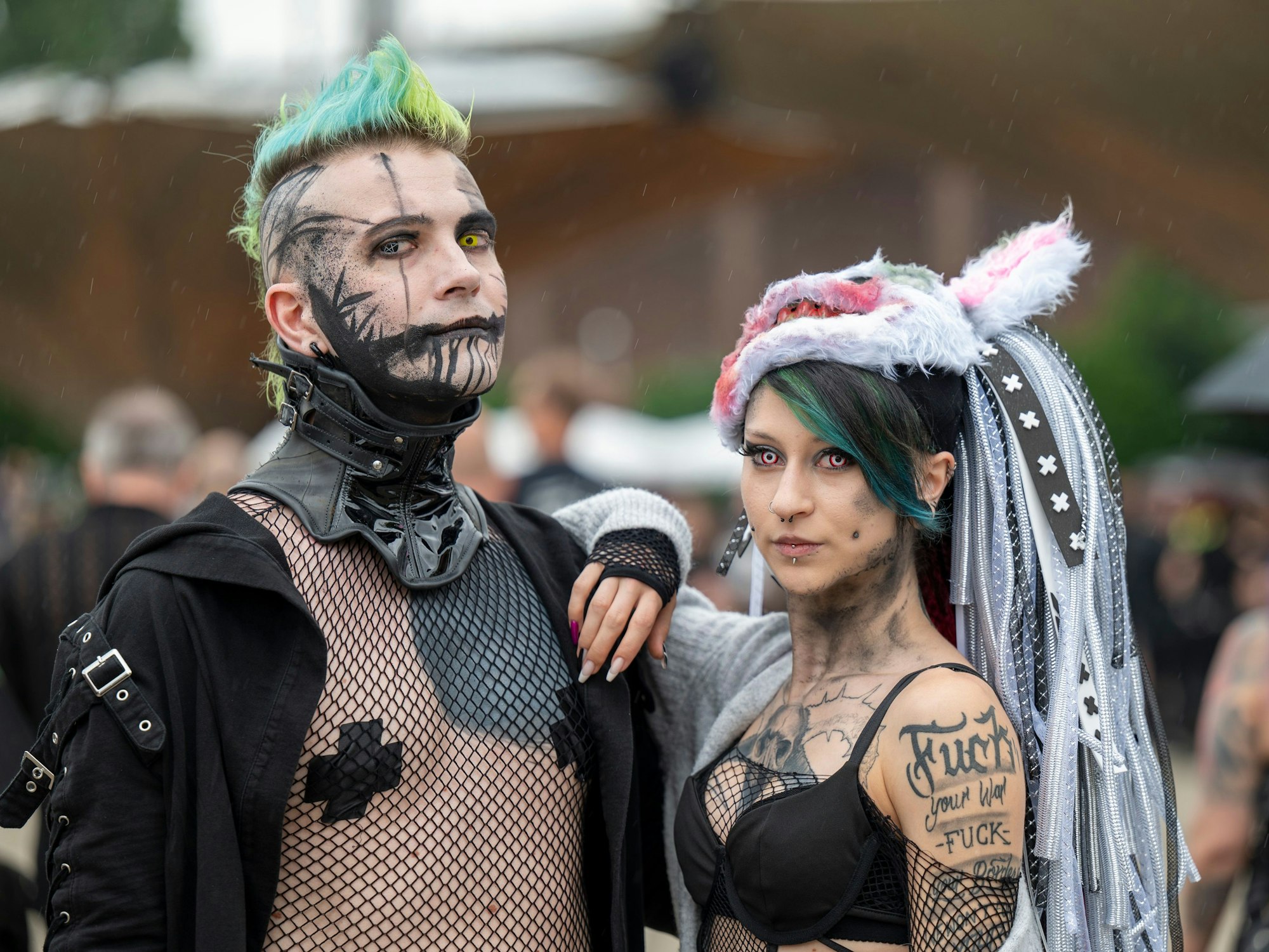 Zwei Besucher beim Amphi-Festival am Tanzbrunnen.