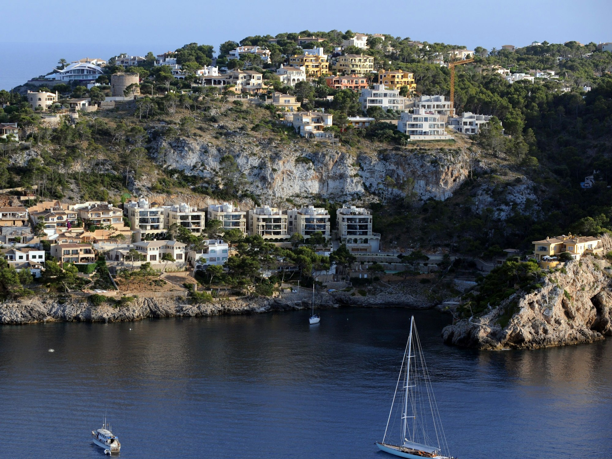 Häuser und Appartements auf den Felsen und Hügeln bei Port d'Andratx auf Mallorca.