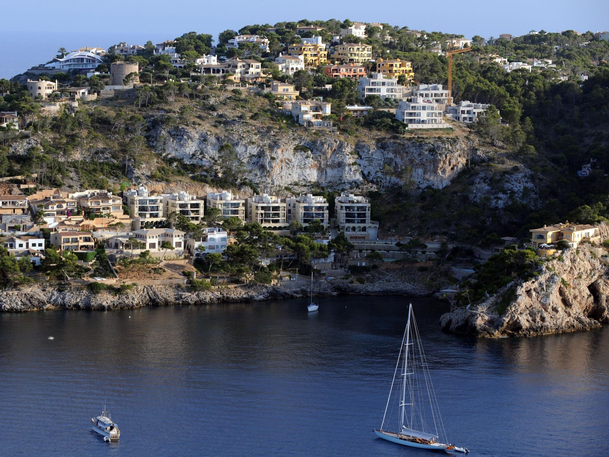 Häuser und Appartements auf den Felsen und Hügeln bei Port d'Andratx auf Mallorca.