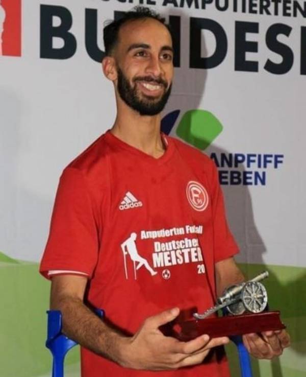 Fortuna-Spieler Radouane Chaanoune mit der Torjäger-Kanone für den Torschützenkönig der Bundesliga.