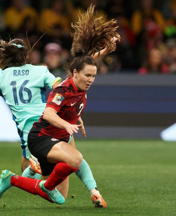 Zweikampf zwischen Allysha Chapman (r.) und Hayley Raso.