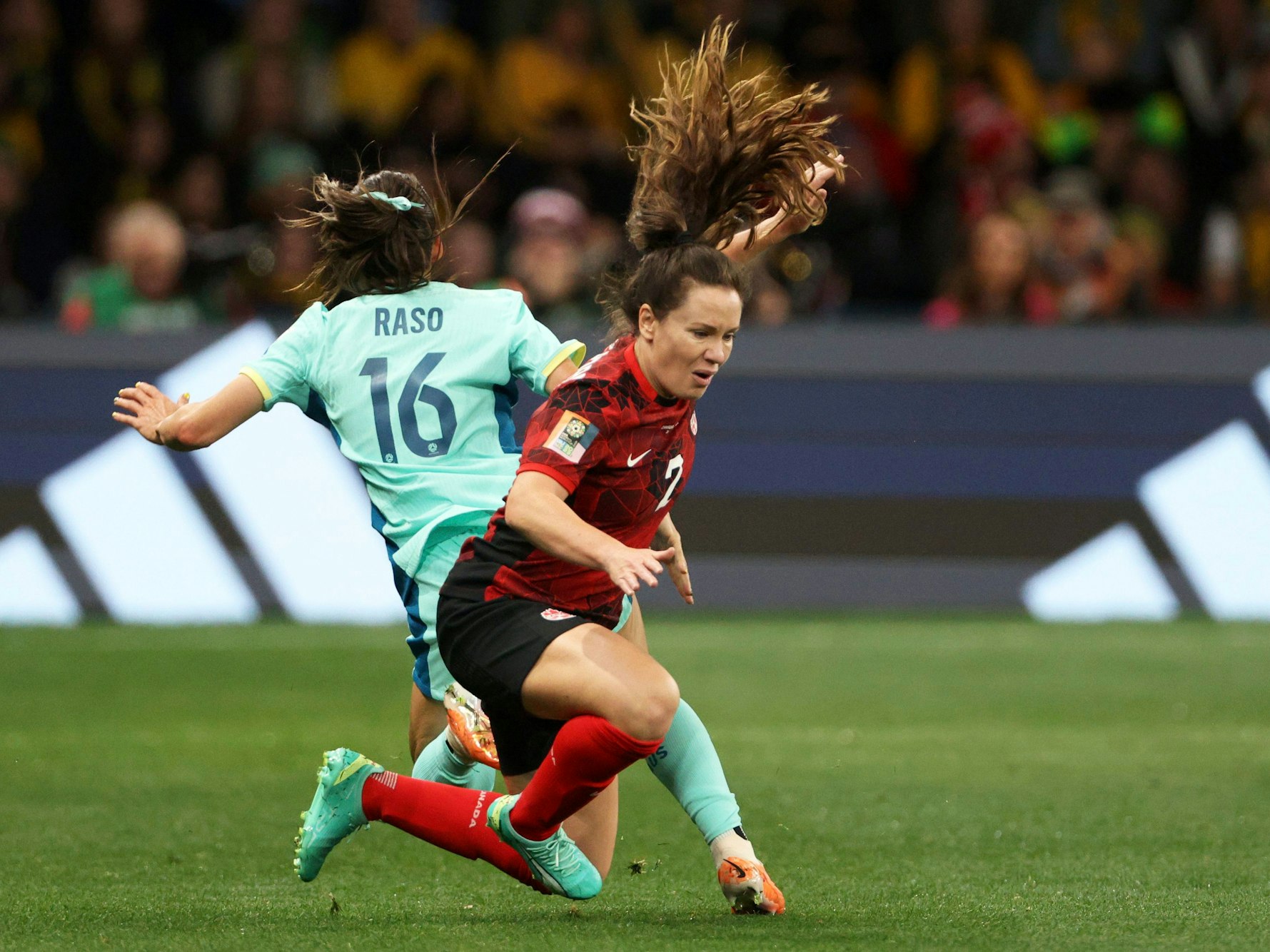 Zweikampf zwischen Allysha Chapman (r.) und Hayley Raso.