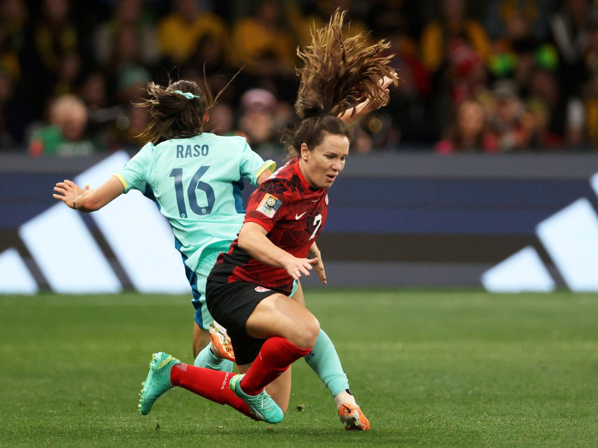 Zweikampf zwischen Allysha Chapman (r.) und Hayley Raso.