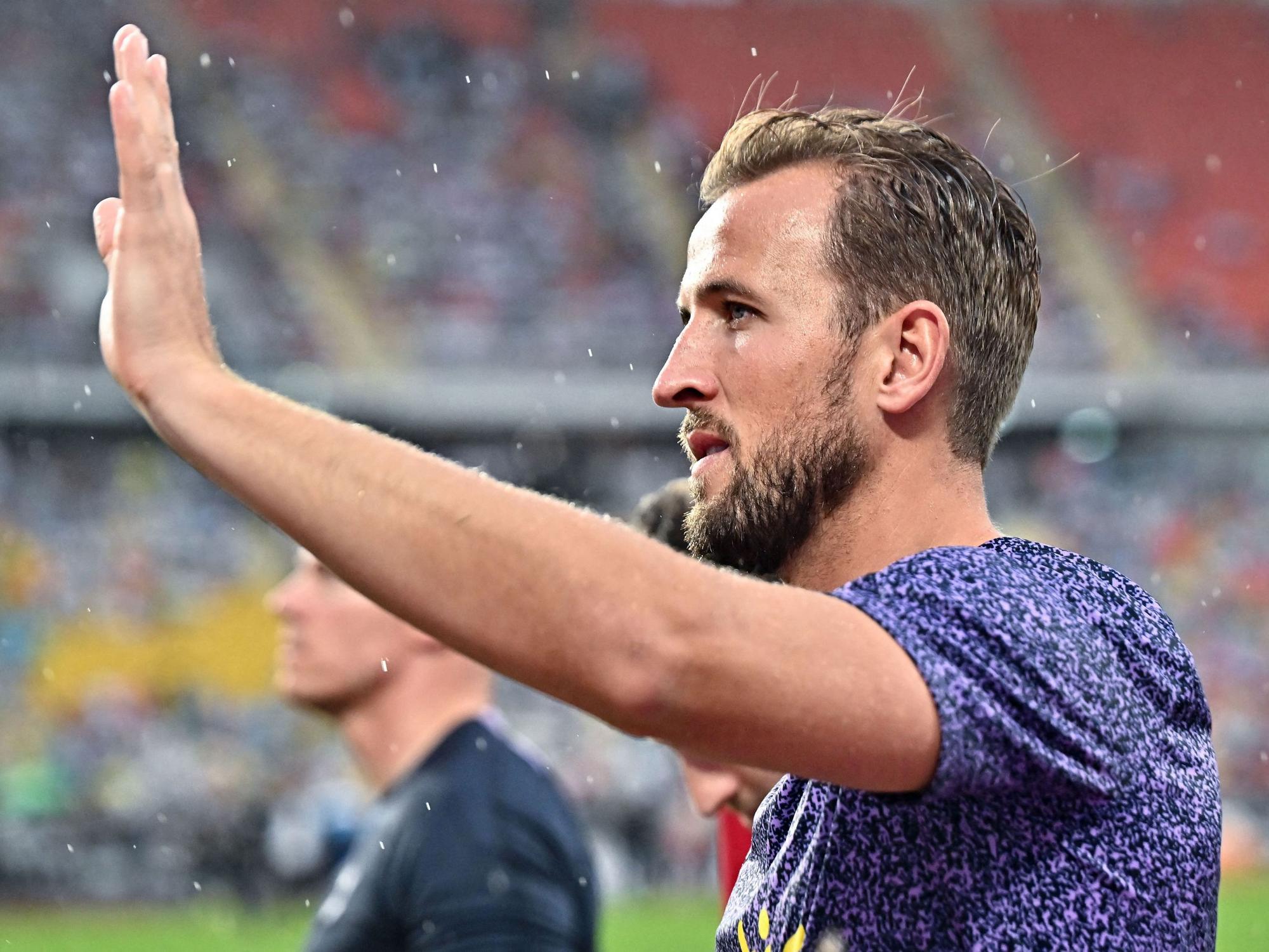 Harry Kane winkt den Fans in Bangkok.