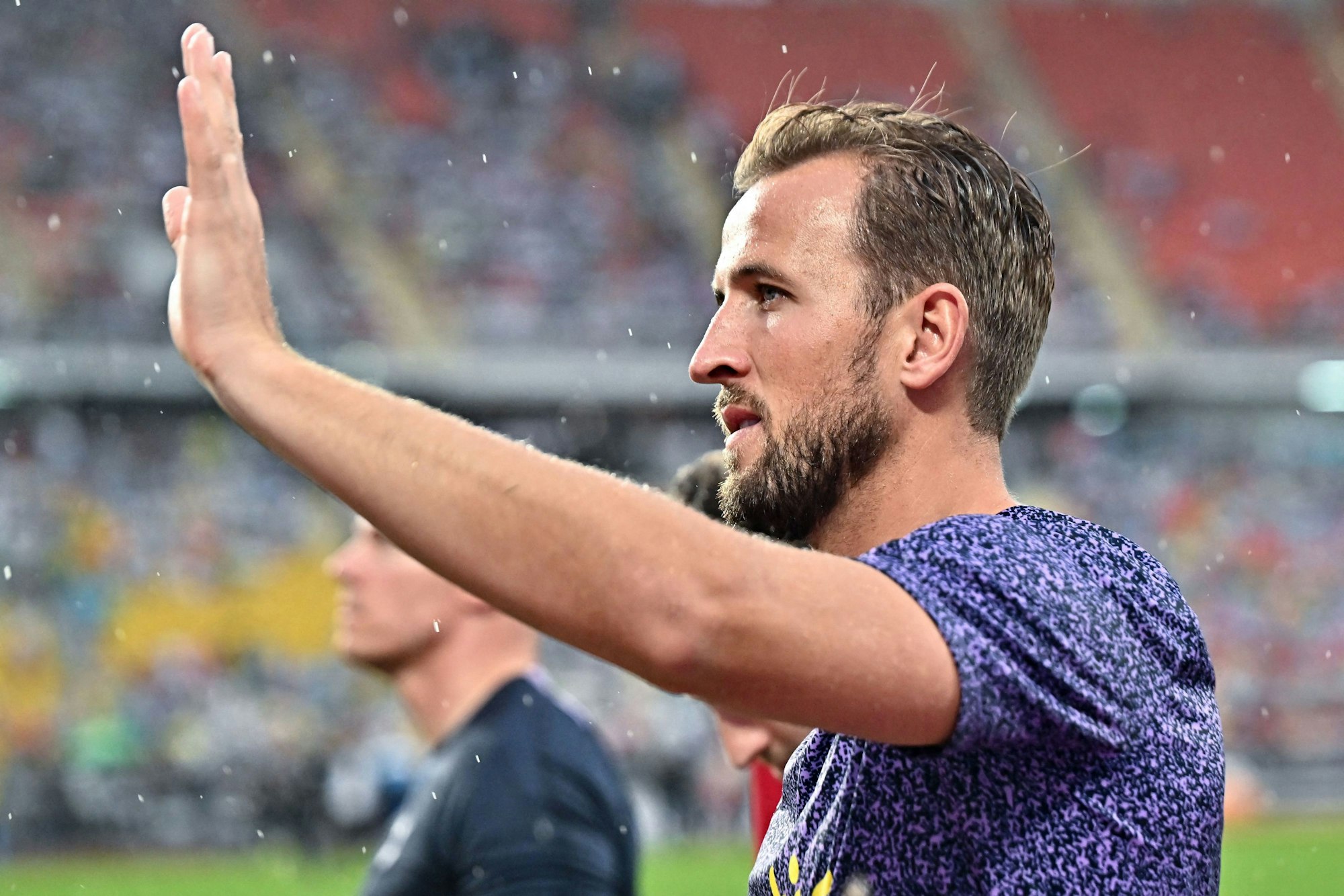 Harry Kane winkt in Bangkok den Fans zu.