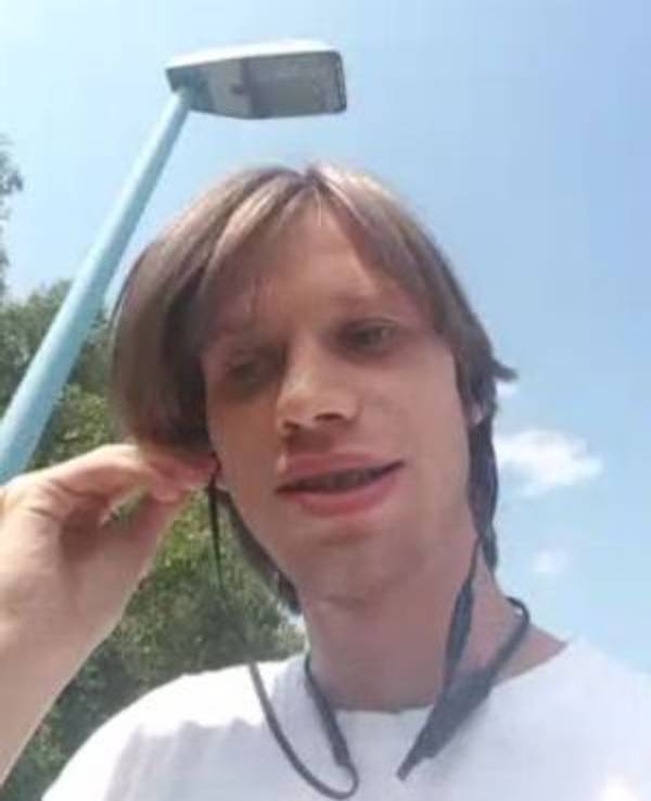 Ein der Polizei vorliegender Screenshot zeigt einen männlichen Tatverdächtigen während eines Videotelefonats mit dem Haupttäter im Juni 2019.
