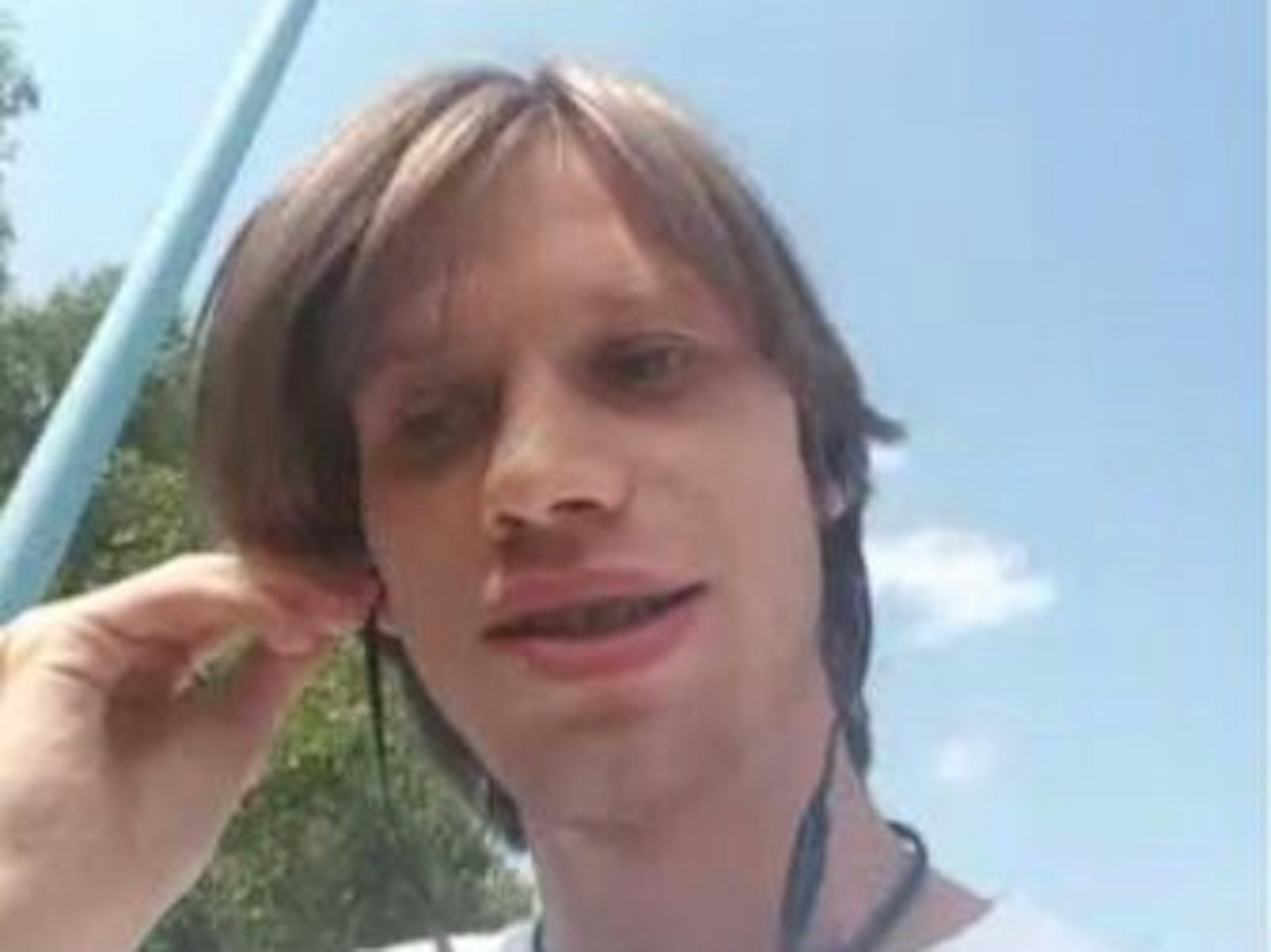 Ein der Polizei vorliegender Screenshot zeigt einen männlichen Tatverdächtigen während eines Videotelefonats mit dem Haupttäter im Juni 2019.