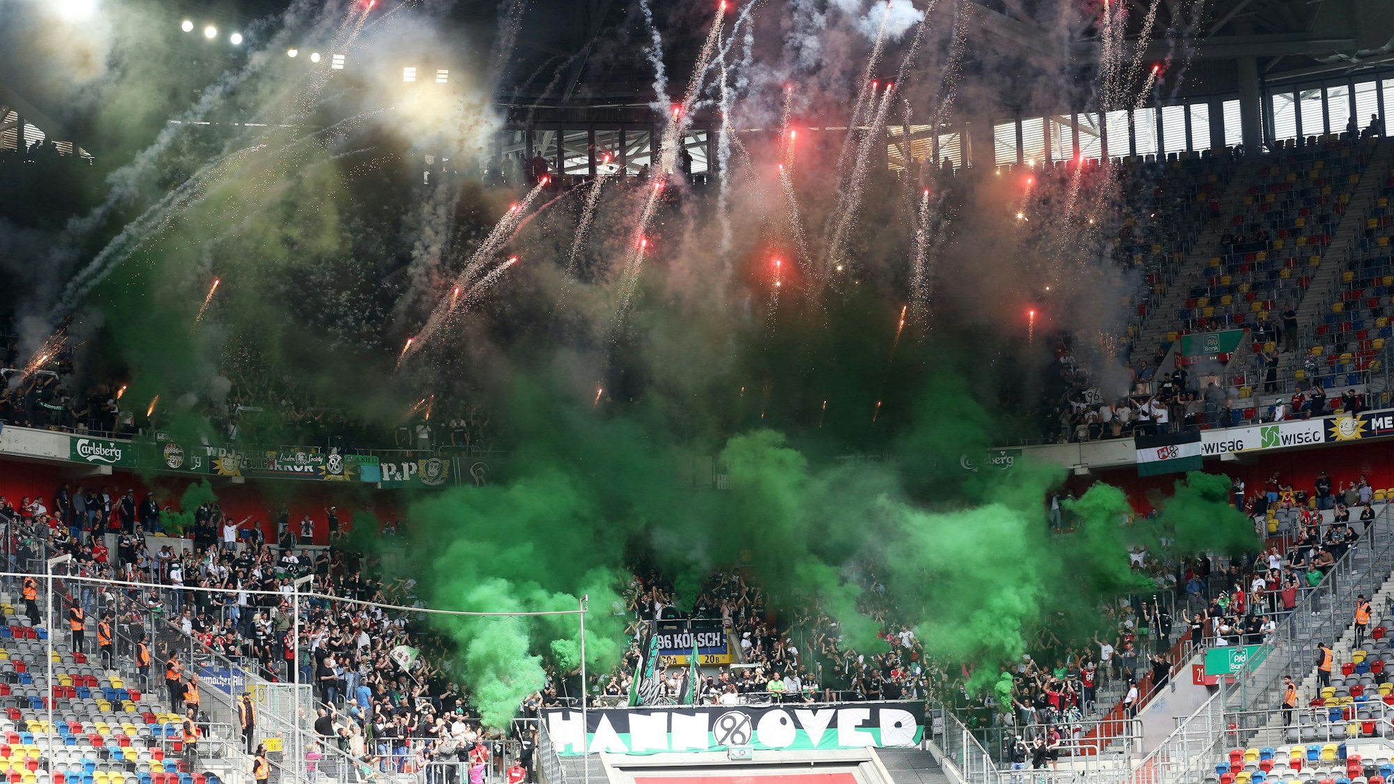 Die Fans von Hannover zünden vor Spielbeginn Pyrotechnik.
