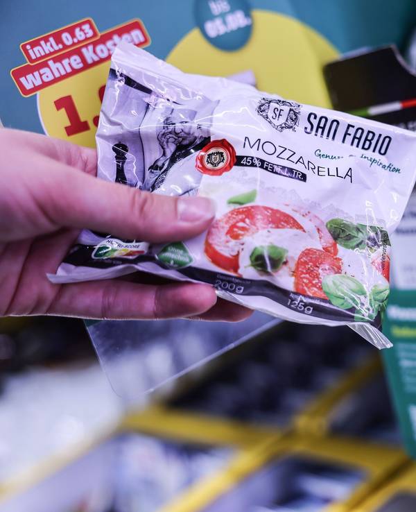 Zwei Preisschilder hängen im Kühlregal vor einem Karton mit Mozzarella. Penny sorgt ab Montag (31.0.07.2023) für einen Preisschock der eigenen Art.