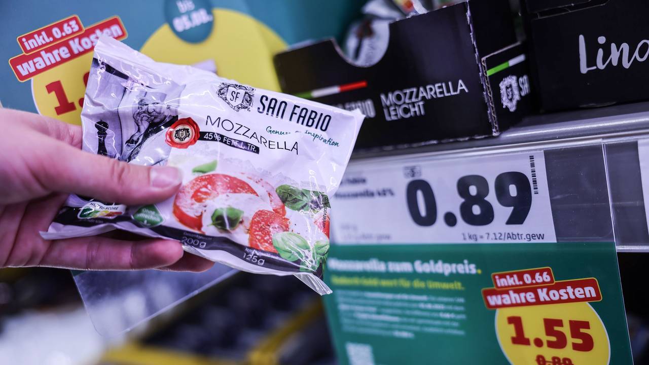 Zwei Preisschilder hängen im Kühlregal vor einem Karton mit Mozzarella. Penny sorgt ab Montag (31.0.07.2023) für einen Preisschock der eigenen Art.